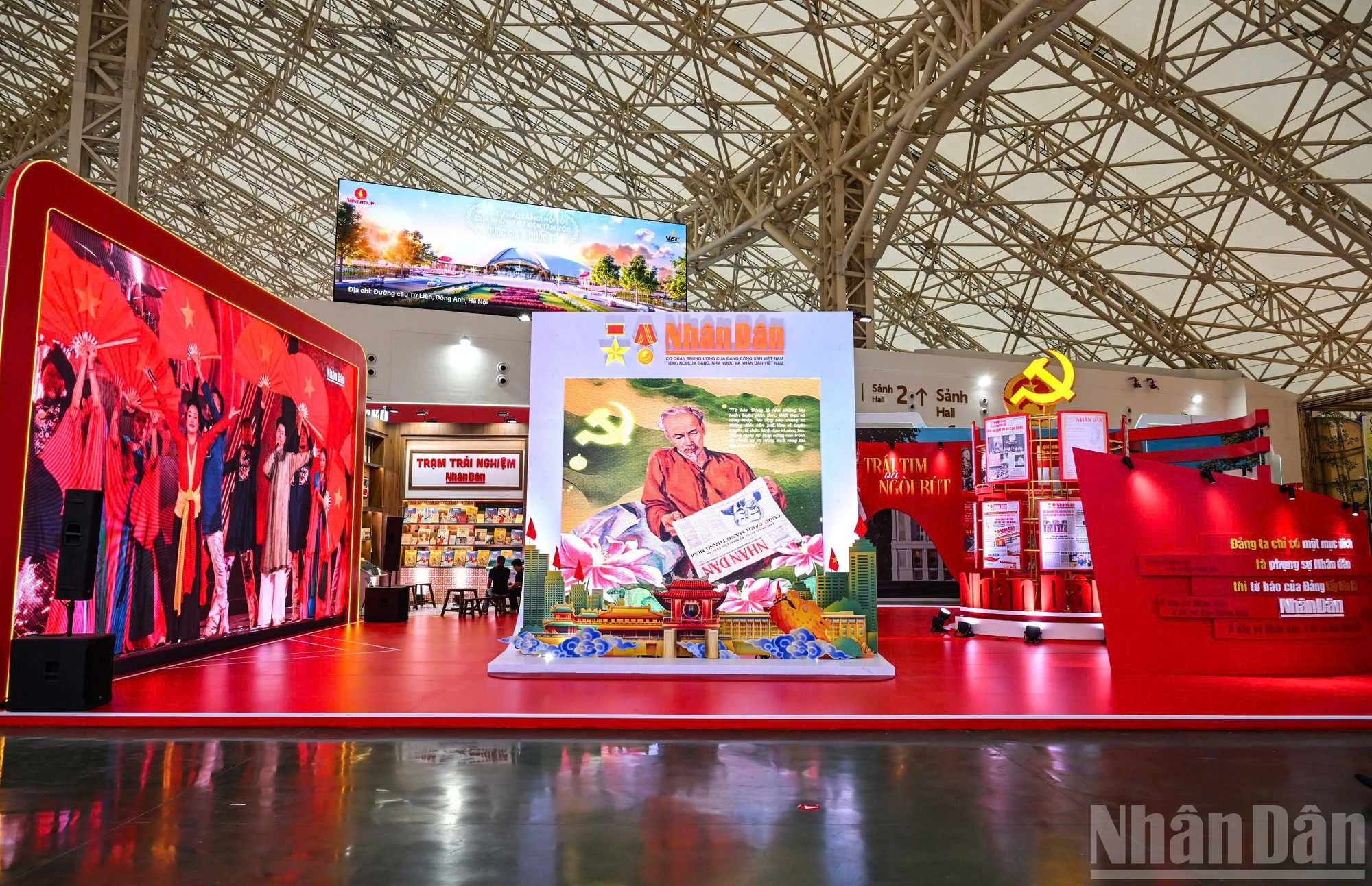 El área central de la exposición está diseñada con llamativas instalaciones artísticas y pantallas LED que visualizan diferentes contenidos.