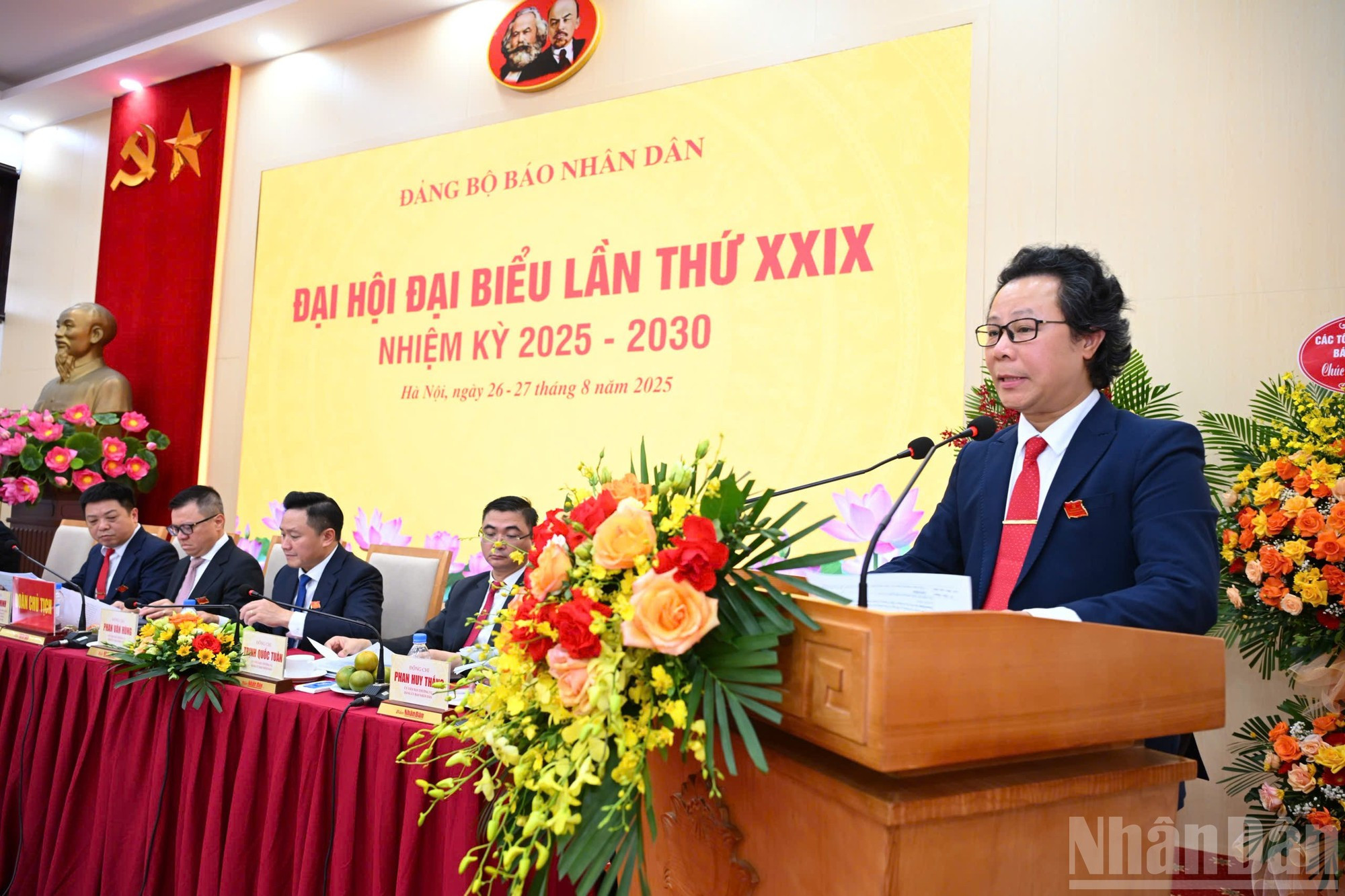 Vu Mai Hoang, miembro de la Junta Permanente y jefe de Propaganda y Movilización de Masas del Comité partidista de Nhan Dan en el mandato 2020-2025, y titular del Departamento de Tecnología del periódico, en nombre del presídium del Congreso, informa los resultados de la primera Reunión del Comité partidista de Nhan Dan en el mandato 2025-2030.