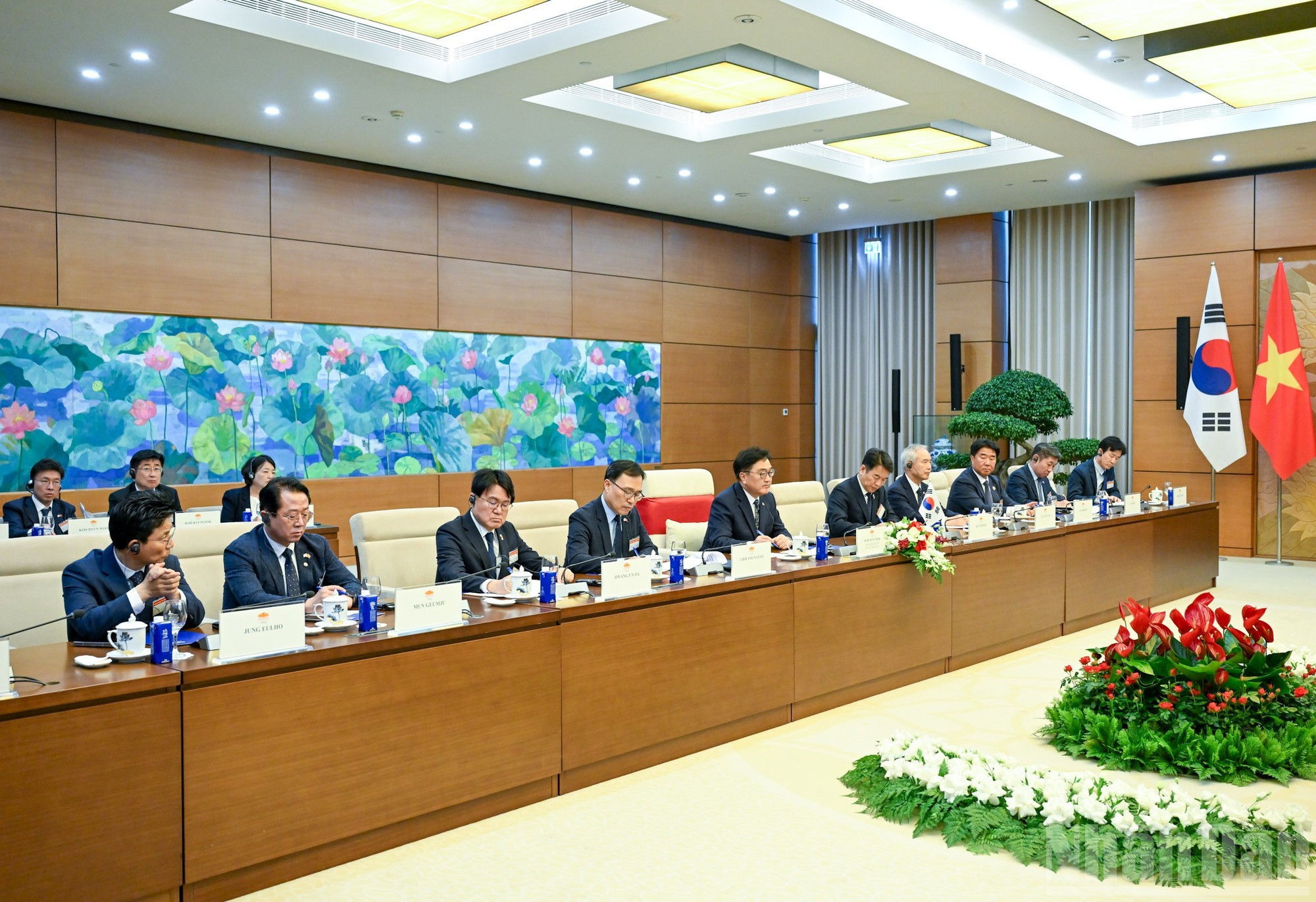 El presidente de la Asamblea Nacional de Corea del Sur, Woo Won Shik, y miembros de su delegación.
