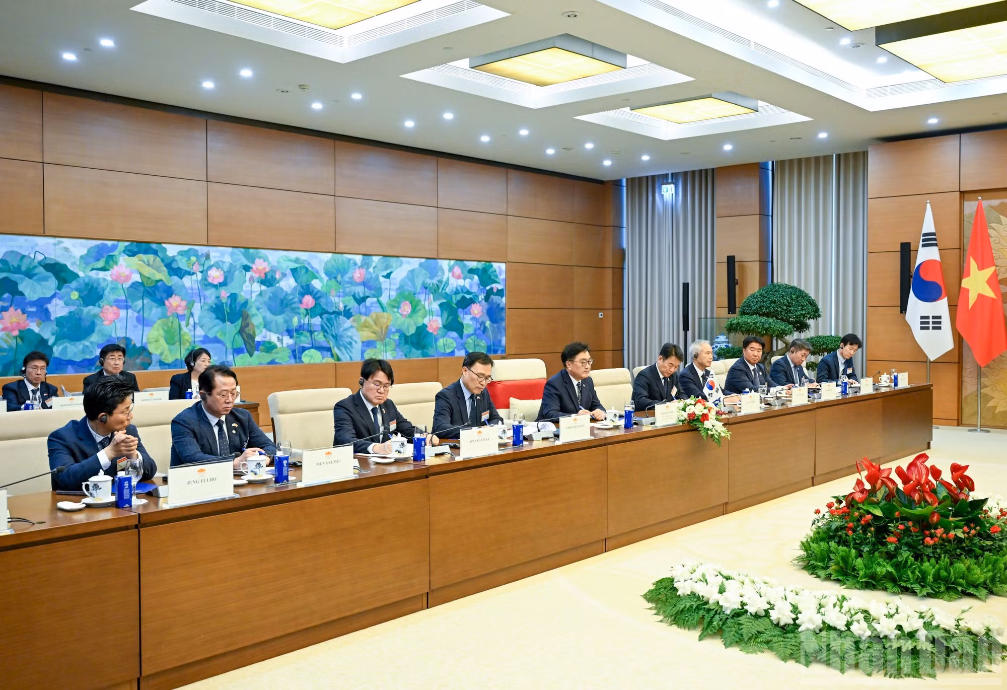 El presidente de la Asamblea Nacional de Corea del Sur, Woo Won Shik, y miembros de su delegación.