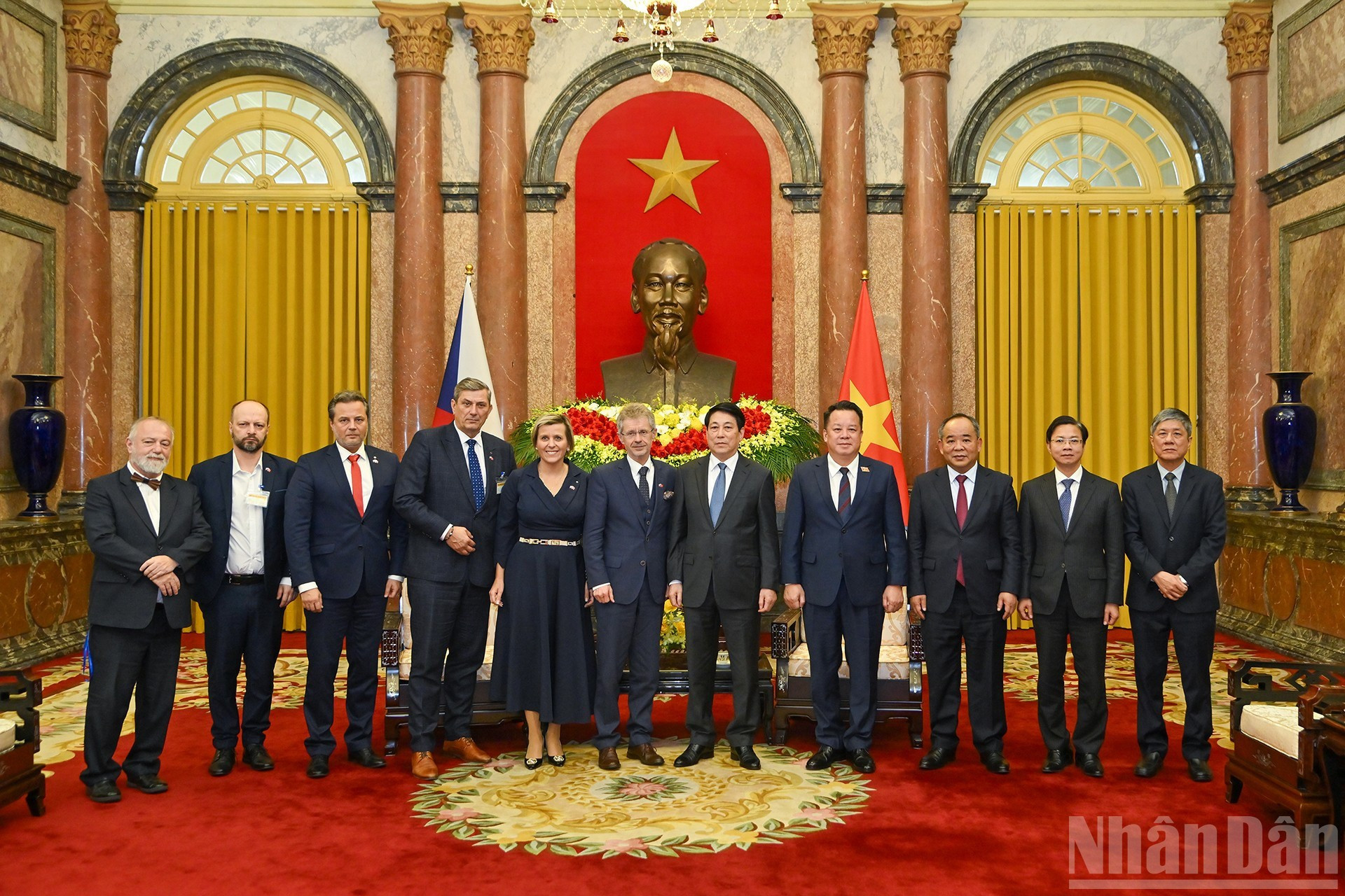 Los dos dirigentes posan junto con otros delegados.