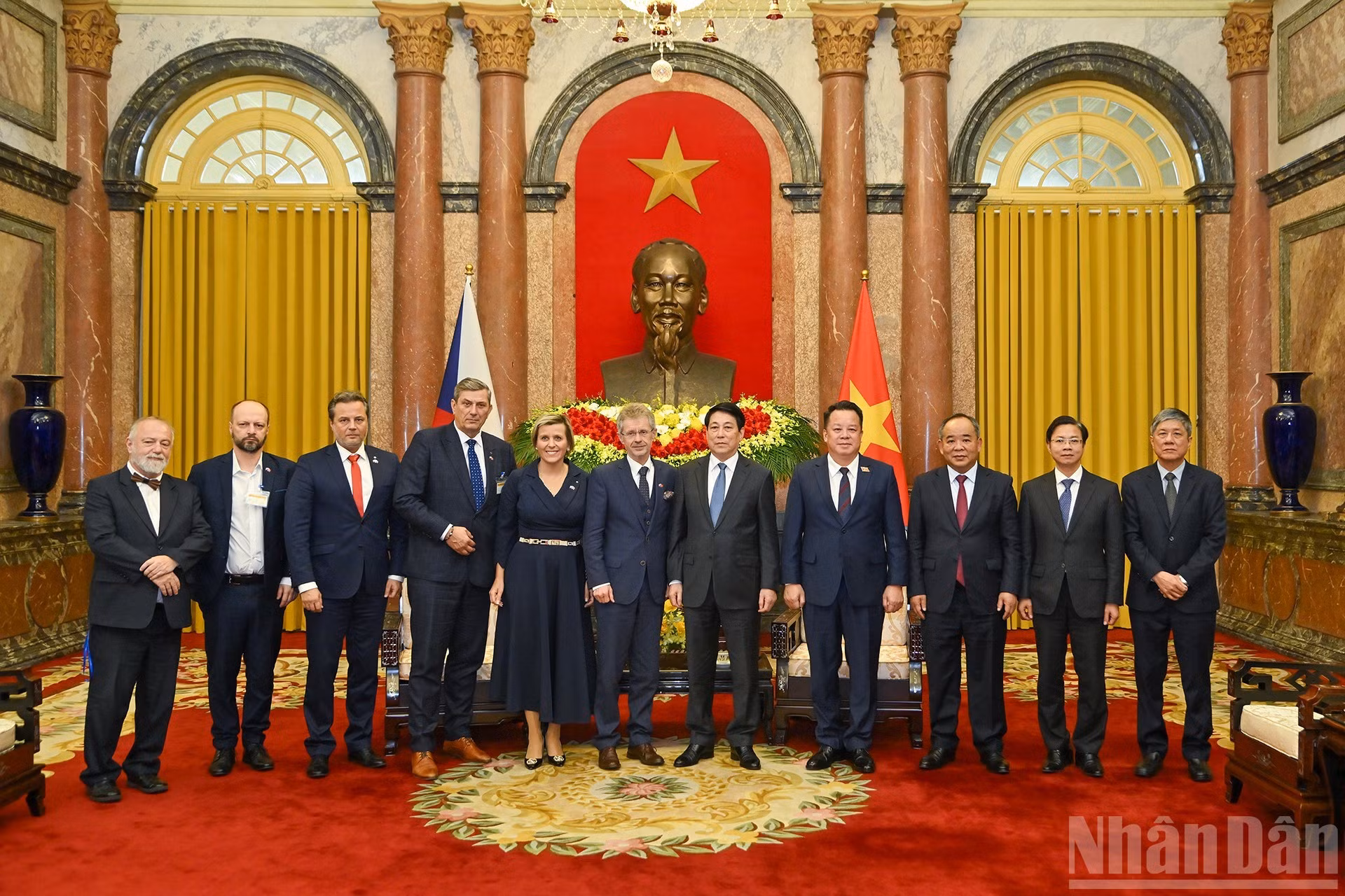 Los dos dirigentes posan junto con otros delegados.