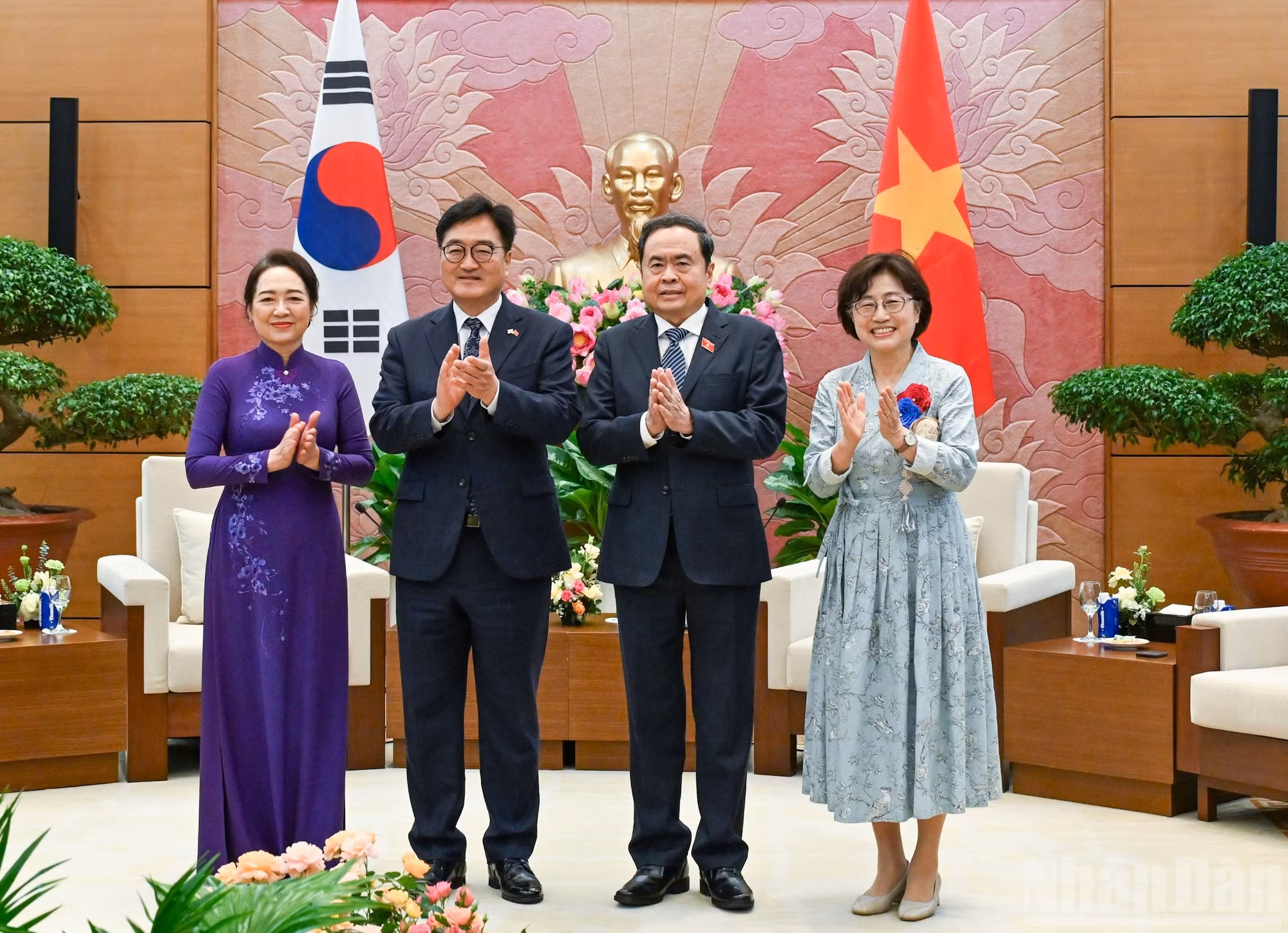 El presidente de la Asamblea Nacional de Vietnam, Tran Thanh Man, y su cónyuge, Nguyen Thi Thanh Nga, se reúnen con el titular de la Asamblea Nacional de Corea del Sur, Woo Won Shik, y su cónyuge, Shin Kyunghye.