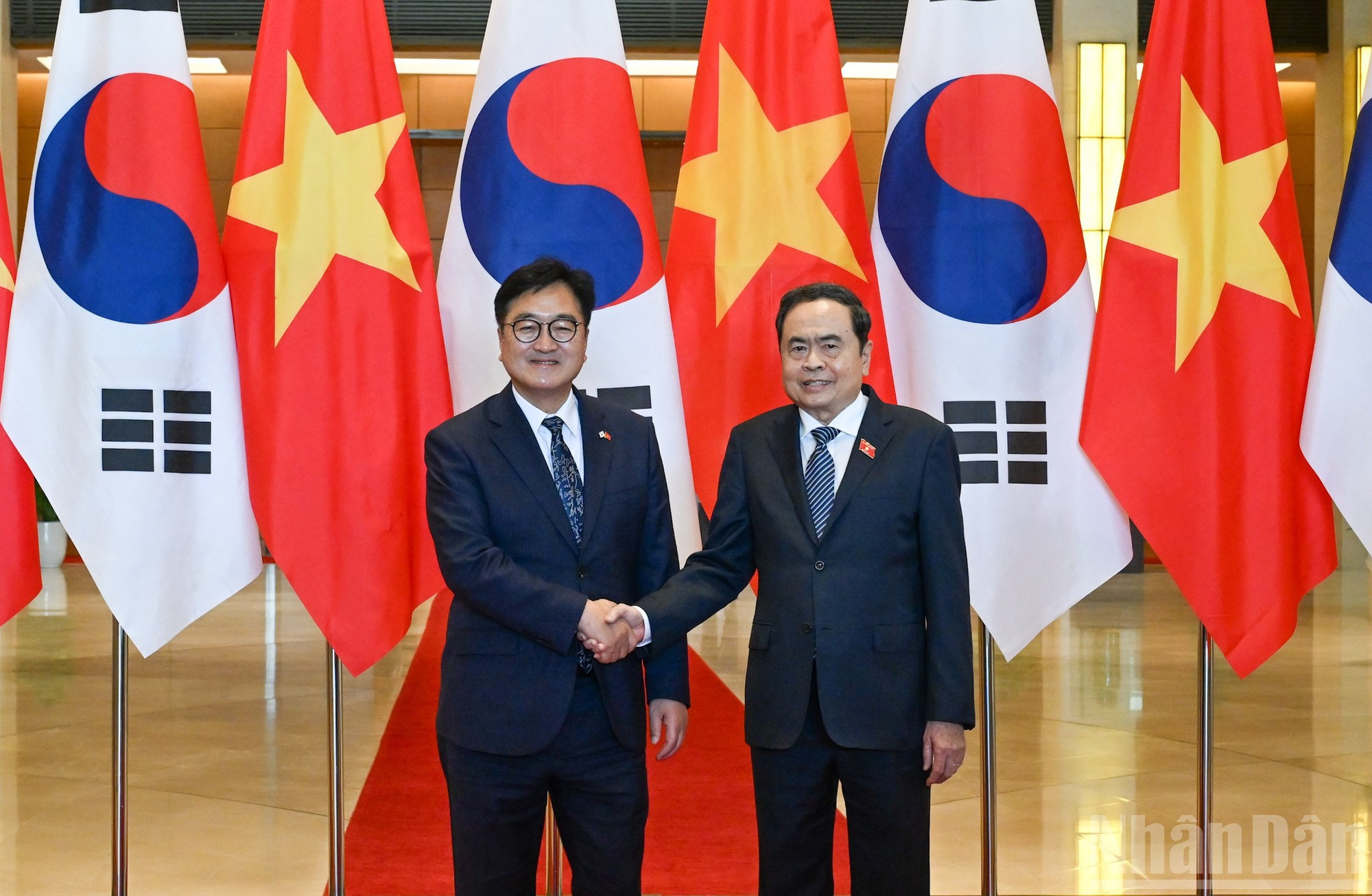 El presidente de la Asamblea Nacional de Vietnam, Tran Thanh Man, y su homólogo de Corea del Sur, Woo Won Shik.