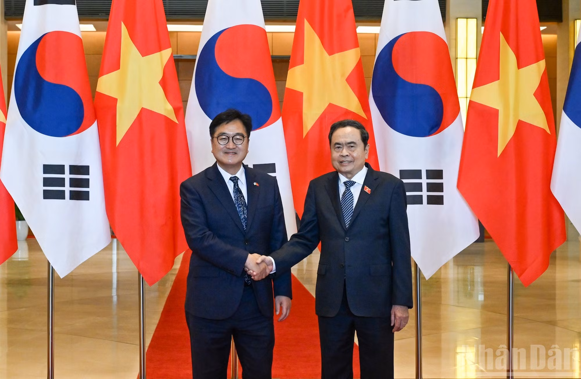 El presidente de la Asamblea Nacional de Vietnam, Tran Thanh Man, y su homólogo de Corea del Sur, Woo Won Shik.