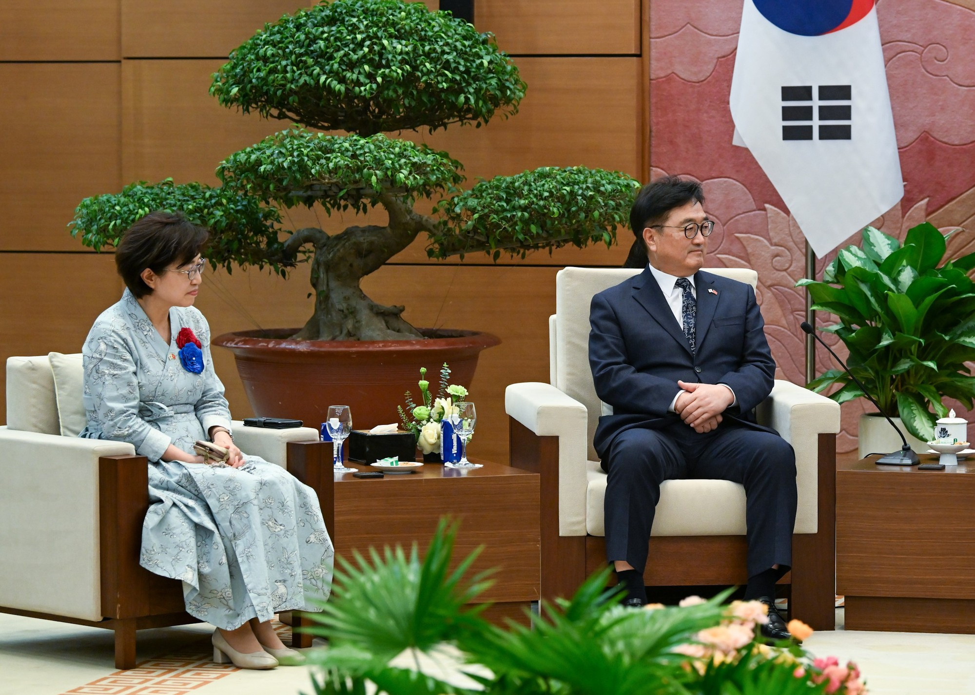 El presidente de la Asamblea Nacional de Corea del Sur, Woo Won Shik, y su cónyuge, Shin Kyunghye.