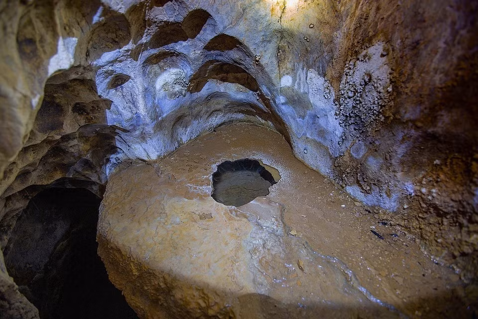 El “Pozo de las Hadas” en la cueva de Nam Son es una pequeña abertura en una roca con abundante agua que nunca se agota.