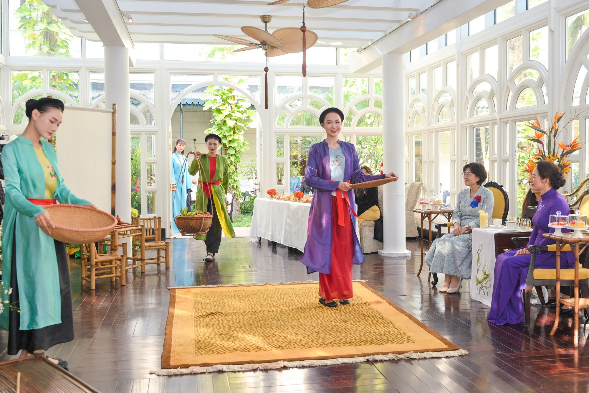 ... y presentaciones de trajes de la mujer en el Vietnam antiguo.