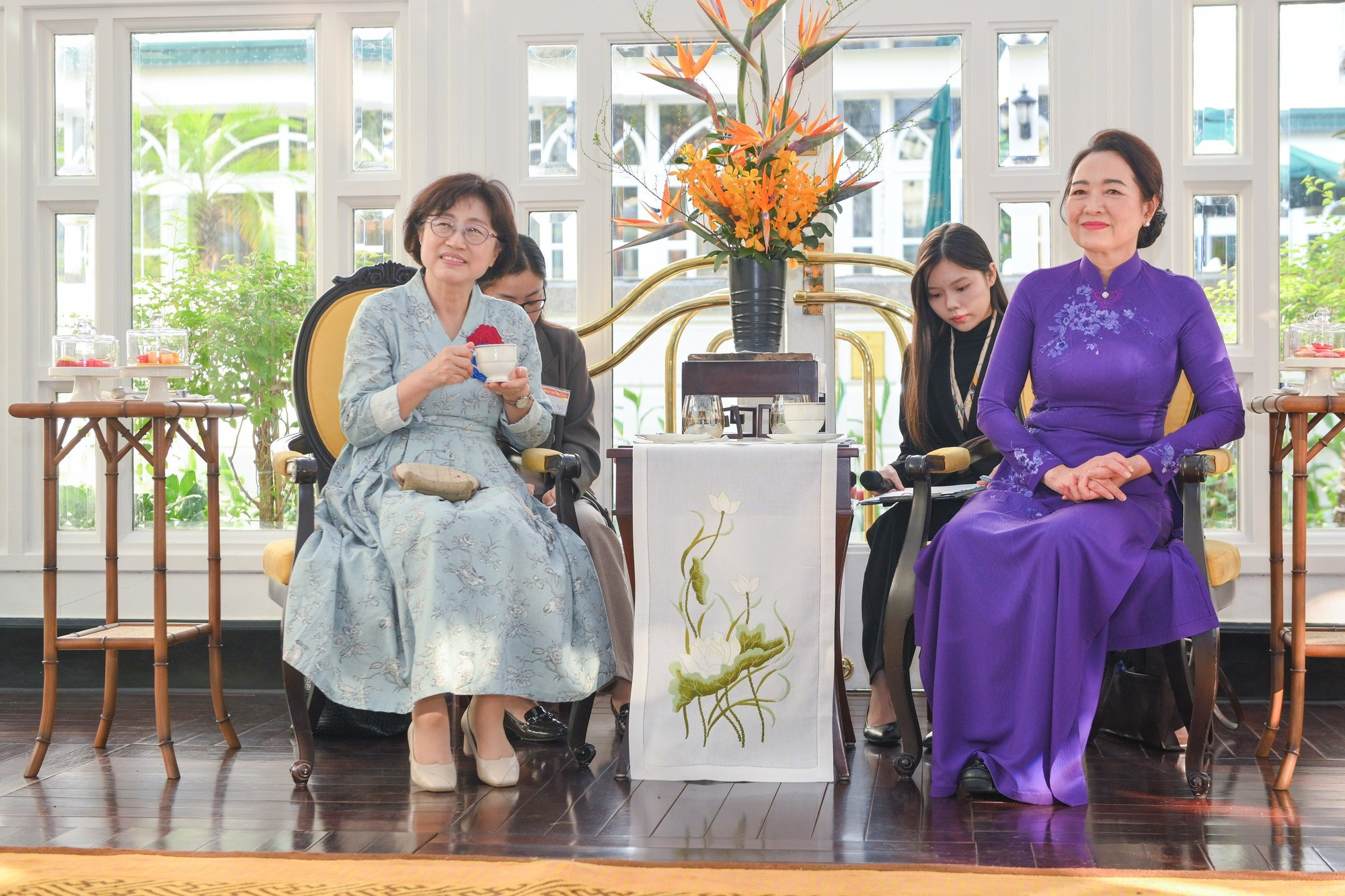 Las dos damas en la cita cultural.