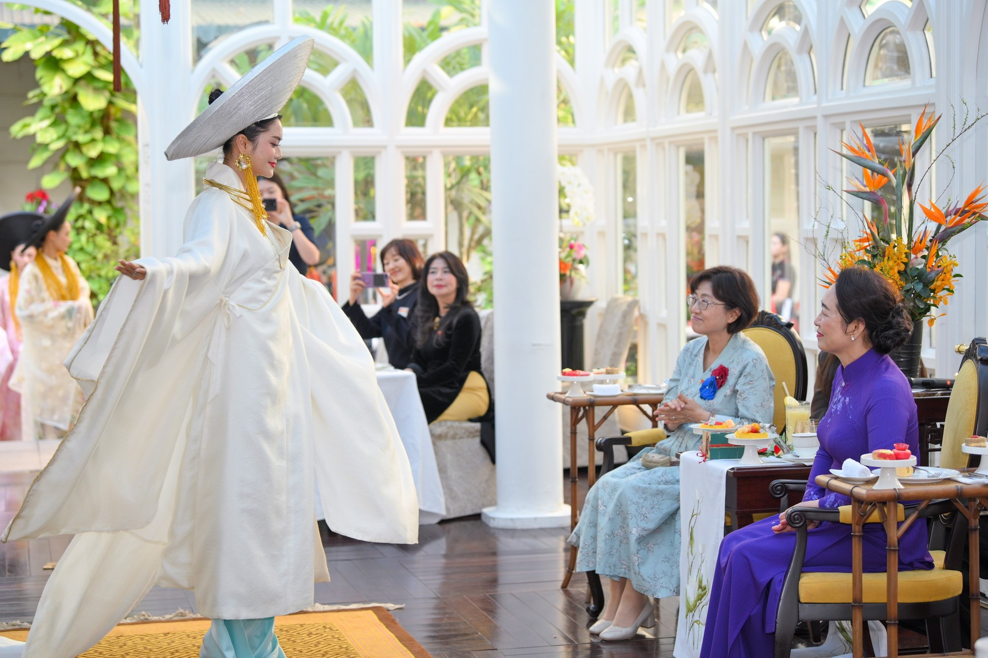 Un diseño de “ao dai”, la túnica tradicional de los vietnamitas.