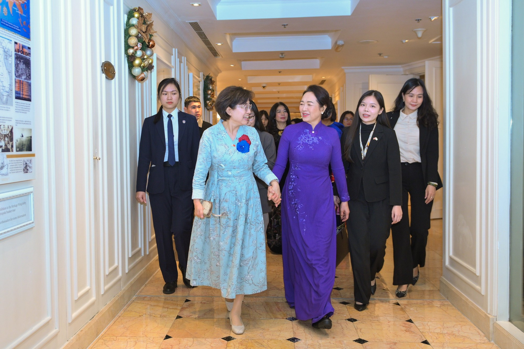 Nguyen Thi Thanh Nga (derecha), cónyuge del presidente de la Asamblea Nacional de Vietnam, Tran Thanh Man, y Shin Kyunghye, cónyuge del presidente de la Asamblea Nacional de Corea del Sur, Woo Won Shik, llegan a la actividad.
