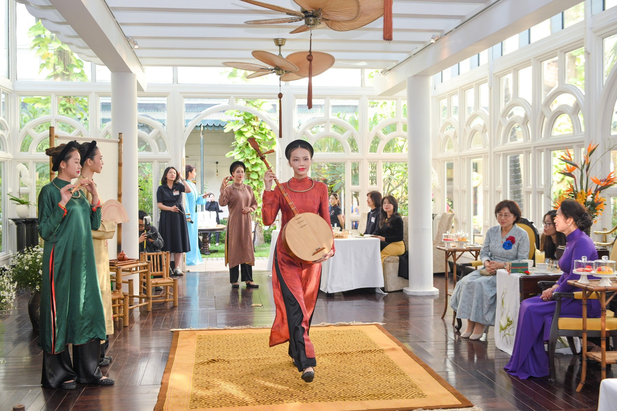 Vista del desfile de trajes.