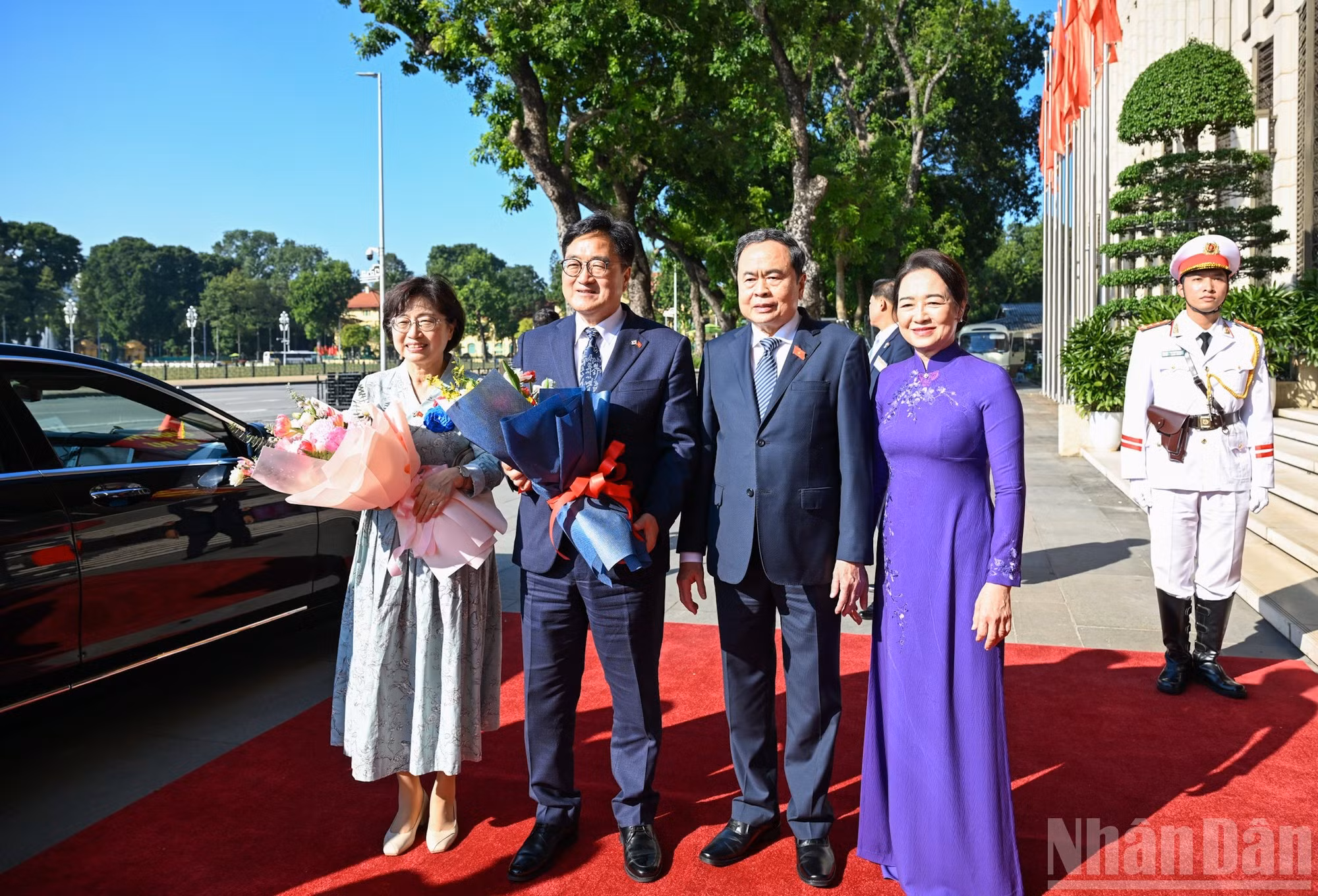 El presidente de la Asamblea Nacional de Vietnam, Tran Thanh Man, y su cónyuge, Nguyen Thi Thanh Nga, dan la bienvenida al titular de la Asamblea Nacional de Corea del Sur, Woo Won Shik, y su cónyuge, Shin Kyunghye.