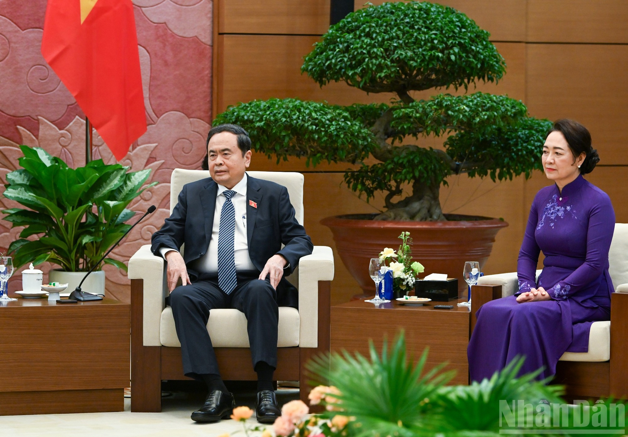 El presidente de la Asamblea Nacional de Vietnam, Tran Thanh Man, da palabras.