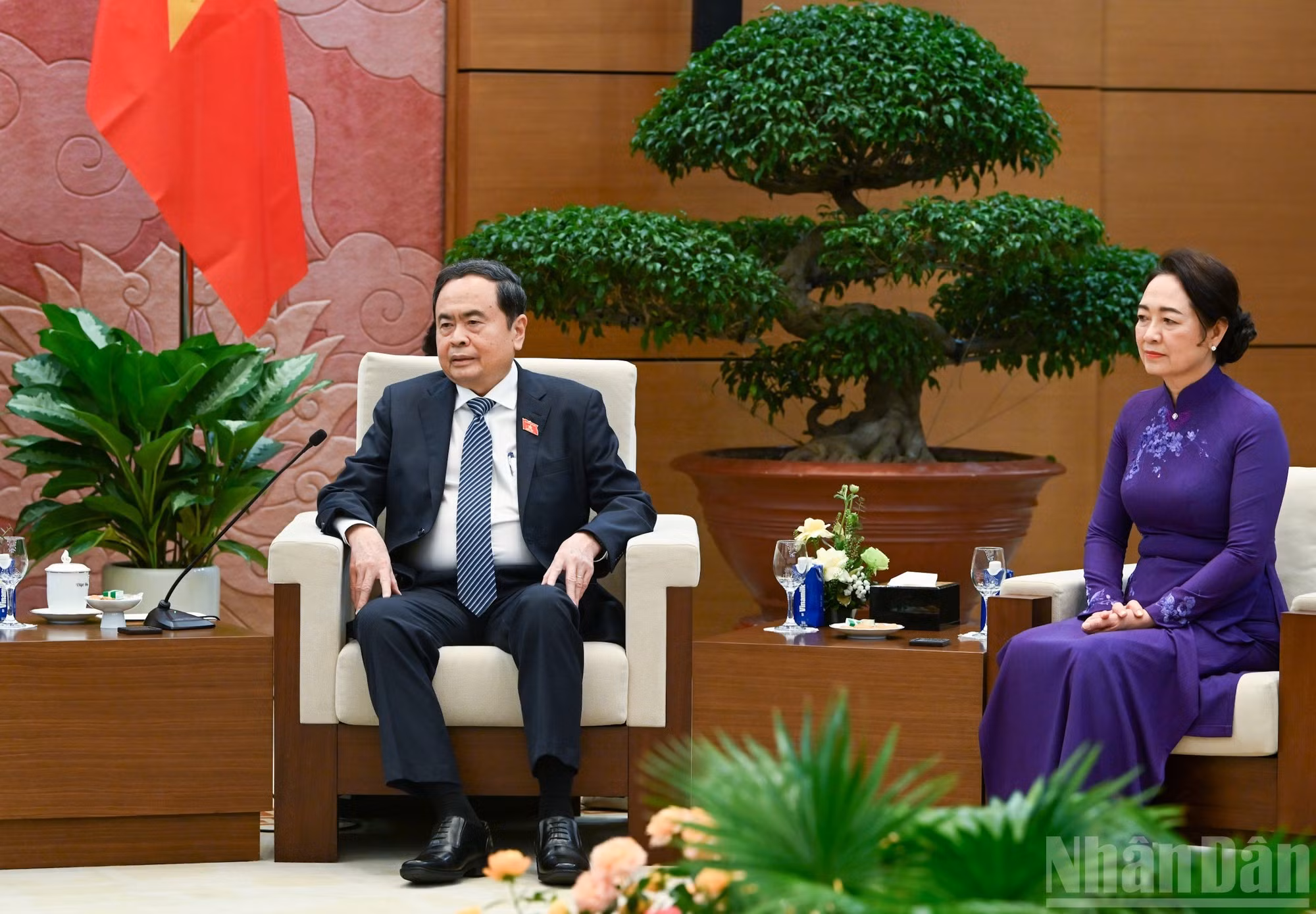 El presidente de la Asamblea Nacional de Vietnam, Tran Thanh Man, da palabras.