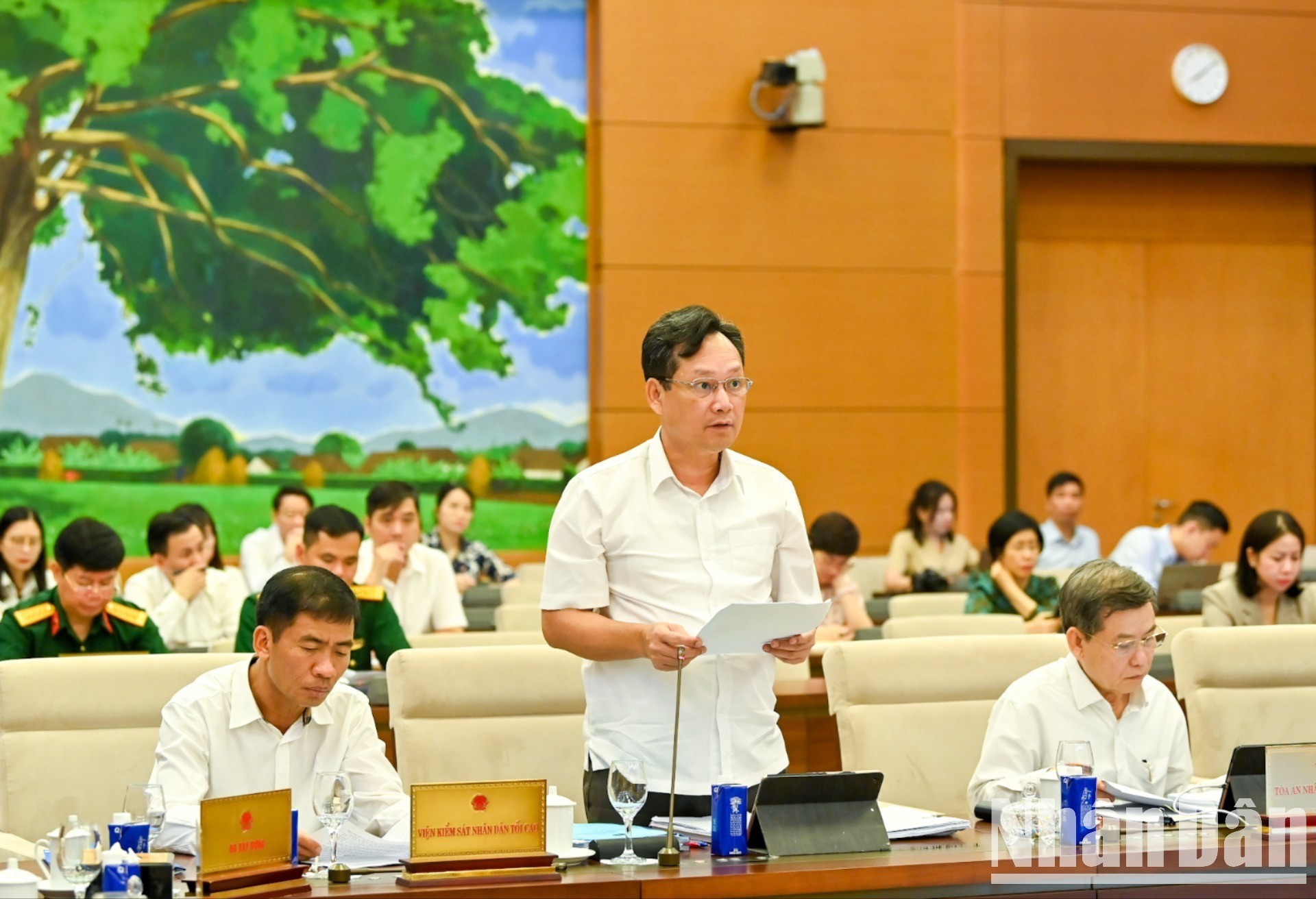 El vicepresidente del Tribunal Popular Supremo Nguyen Van Tien aporta opiniones.