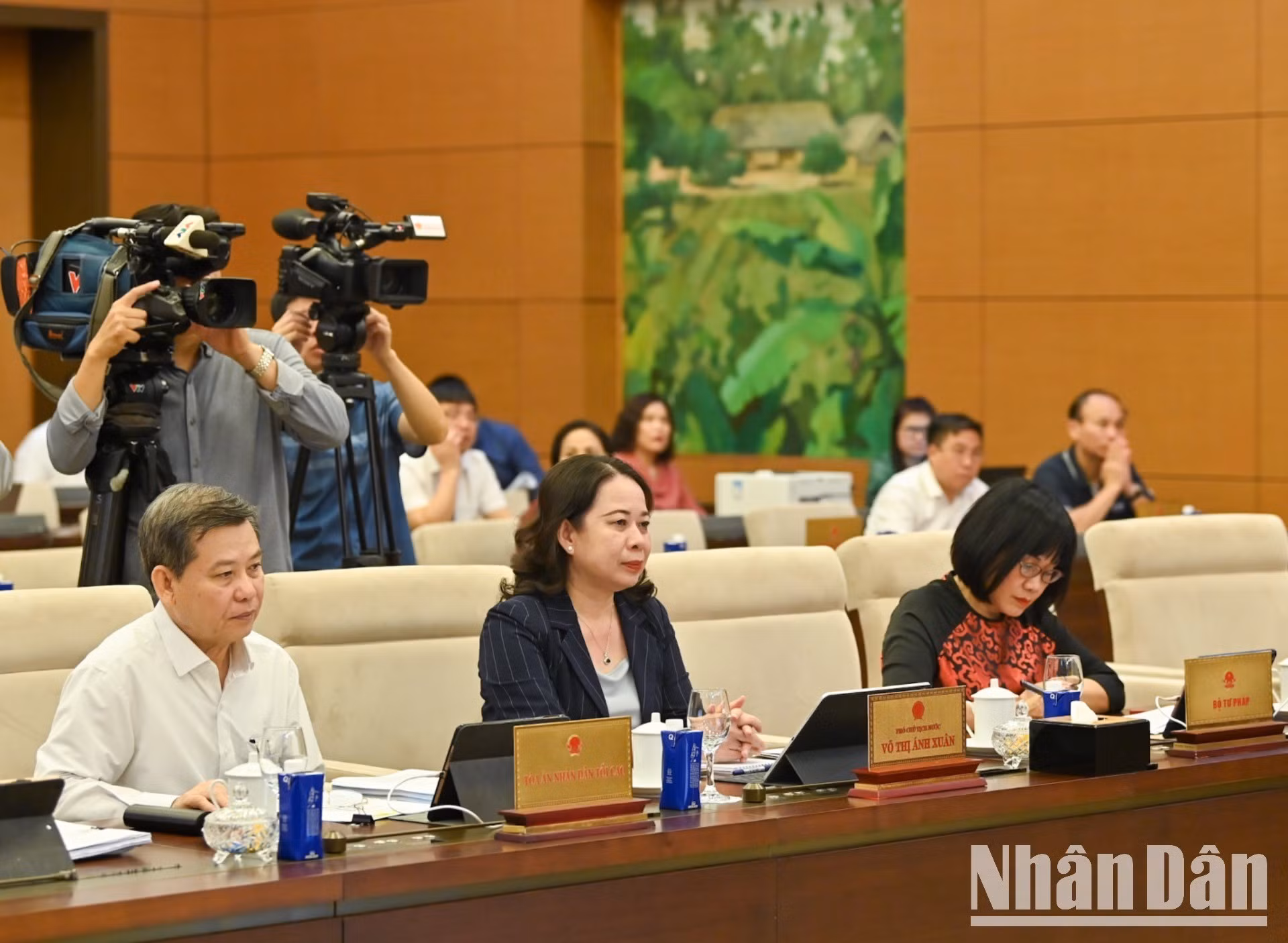 La vicepresidenta del Estado, Vo Thi Anh Xuan (centro); el presidente del Tribunal Popular Supremo, Le Minh Tri, y otros delegados en la sesión.