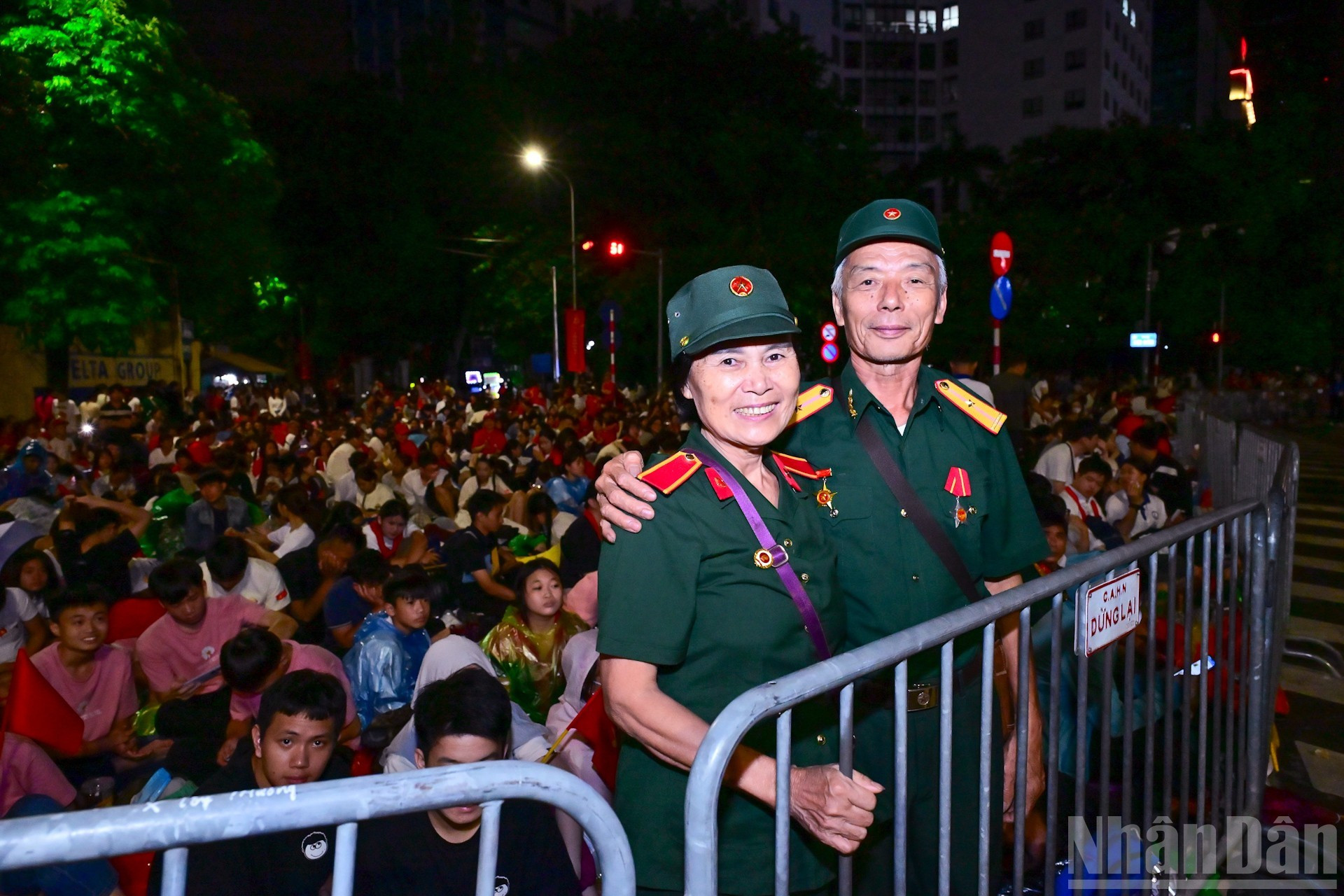 Estos veteranos de guerra viajan desde la provincia central de Nghe An para disfrutar del espectáculo.