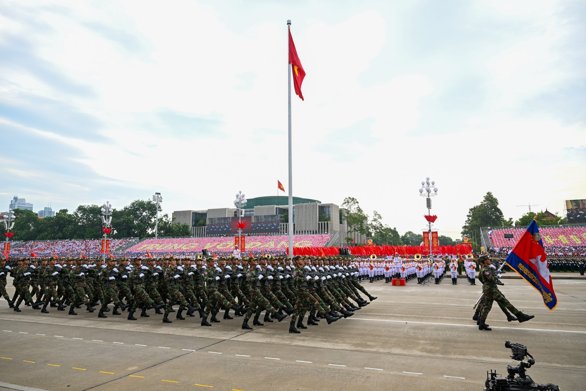 Los militares camboyanos también marcharon junto a las fuerzas vietnamitas en los ensayos generales anteriores (celebrados el 21, el 24 y el 27 de agosto). Los militares camboyanos también marcharon junto a las fuerzas vietnamitas en los ensayos generales anteriores (celebrados el 21, el 24 y el 27 de agosto).