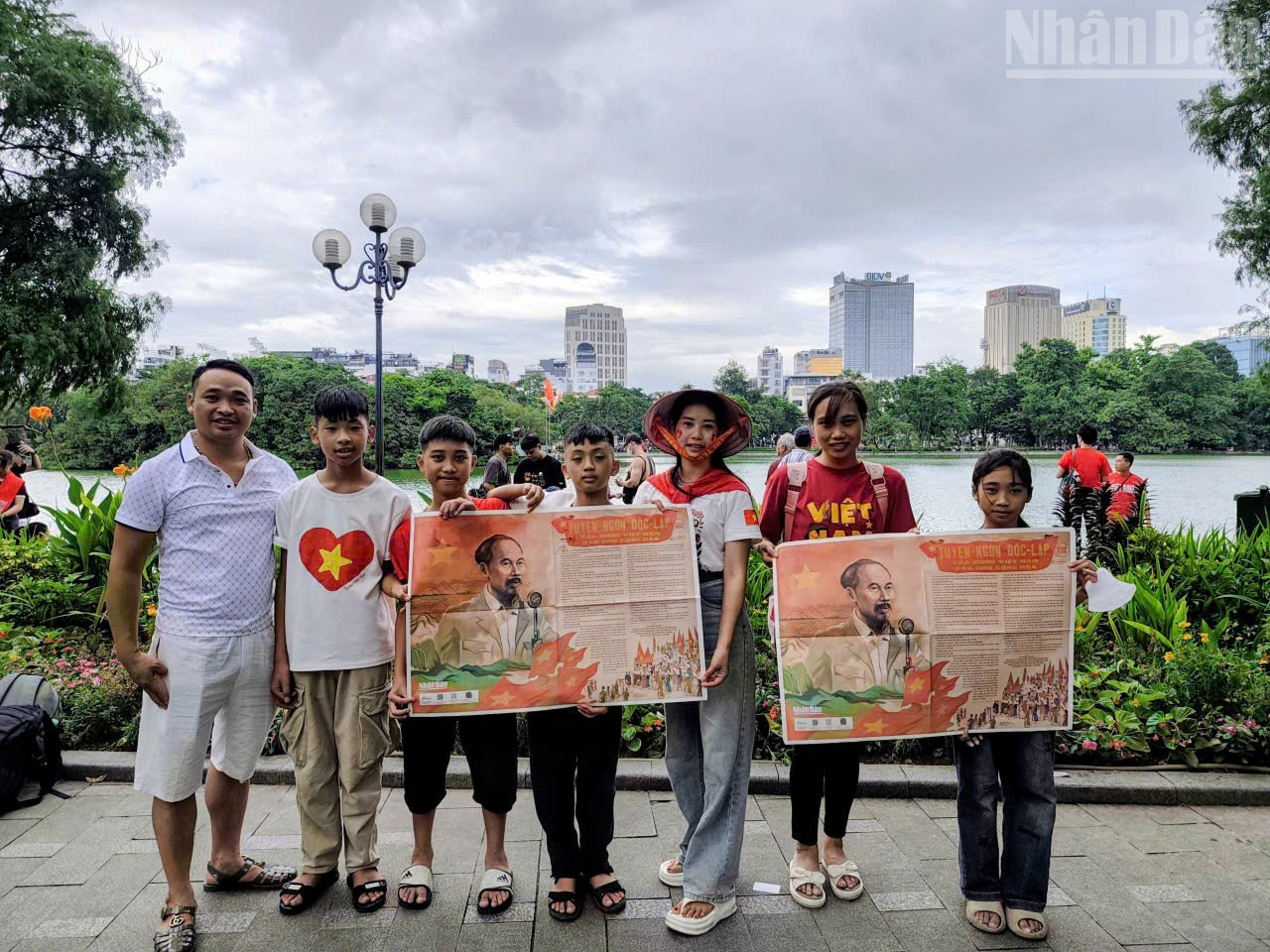 El suplemento lanzado por Nhan Dan en ocasión del 19 de agosto y del 2 de septiembre de 2025 combina armoniosamente los valores político, histórico, cultural y artístico, siendo así un producto de gran inspiración, particularmente entre los pequeños lectores.