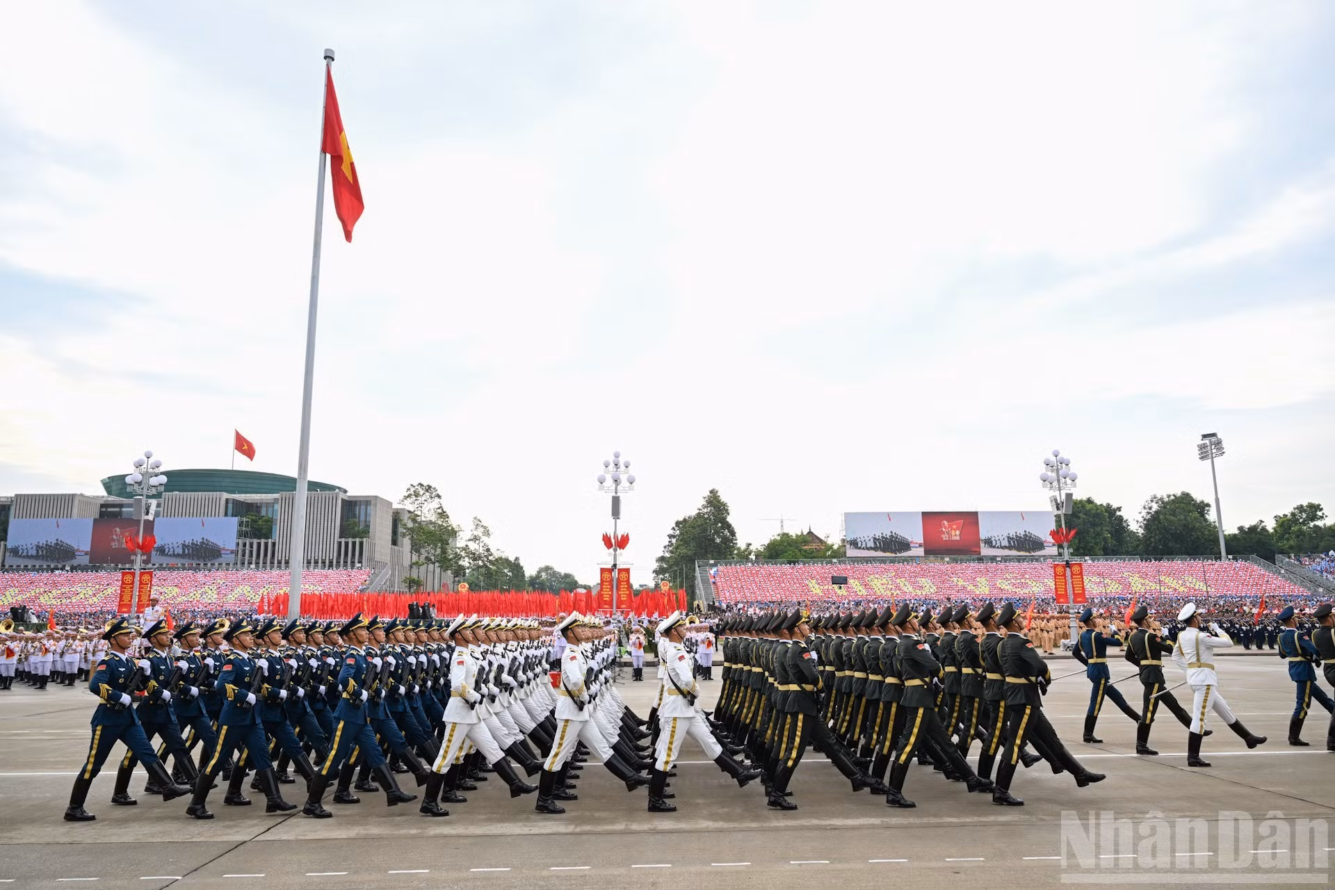 Los representantes del Ejército Popular de Liberación de China marchan por la histórica plaza de Ba Dinh.