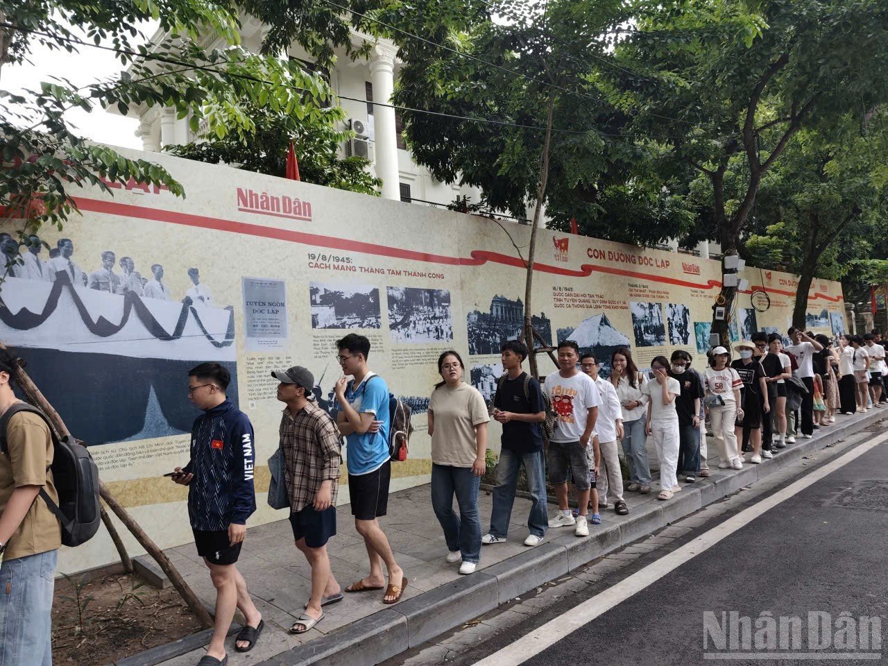 Pobladores hacen cola para recibir el suplemento especial de Nhan Dan por el 80º aniversario de la Revolución de Agosto (19 de agosto) y del Día Nacional (2 de septiembre).