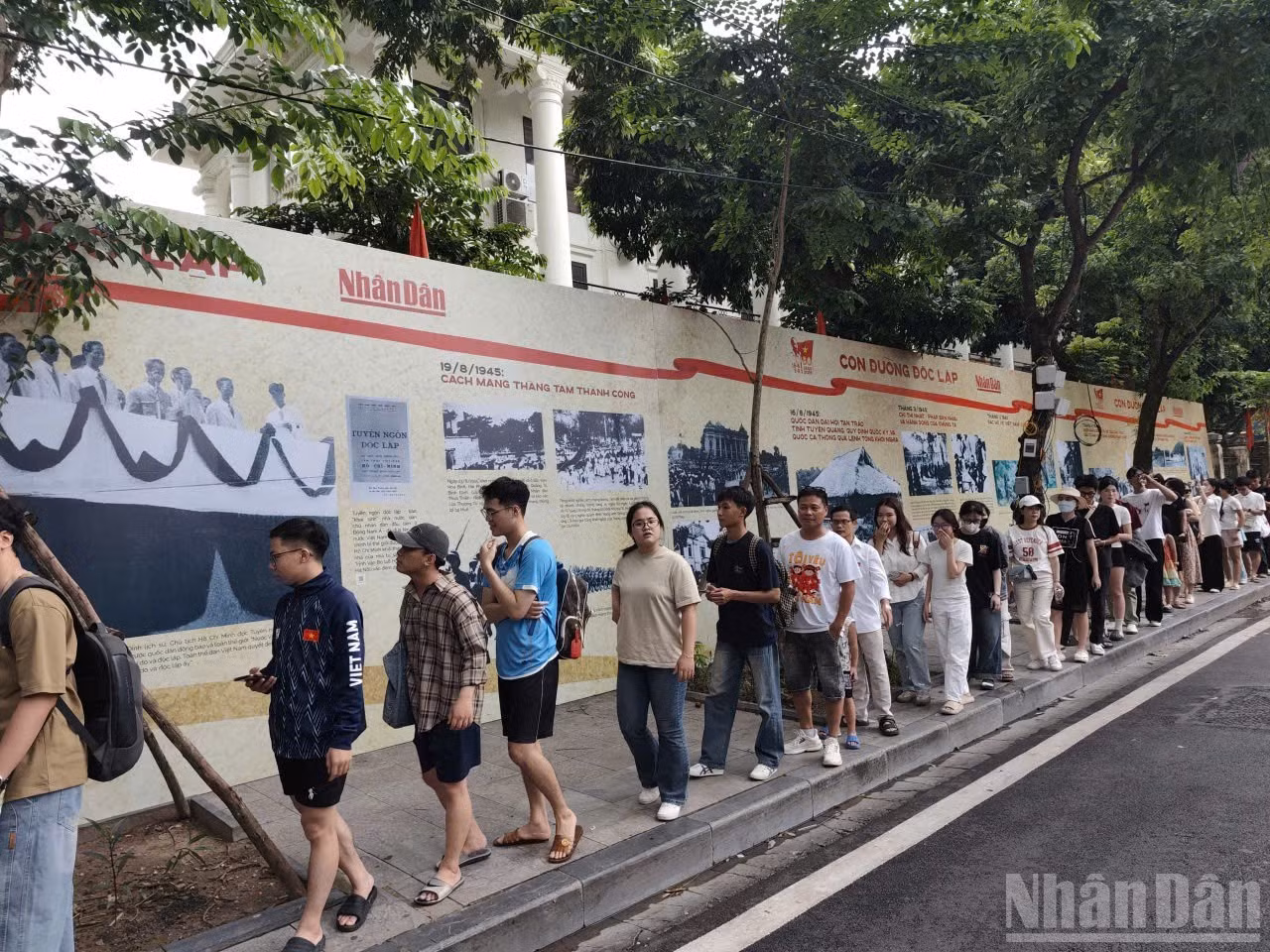 Pobladores hacen cola para recibir el suplemento especial de Nhan Dan por el 80º aniversario de la Revolución de Agosto (19 de agosto) y del Día Nacional (2 de septiembre).