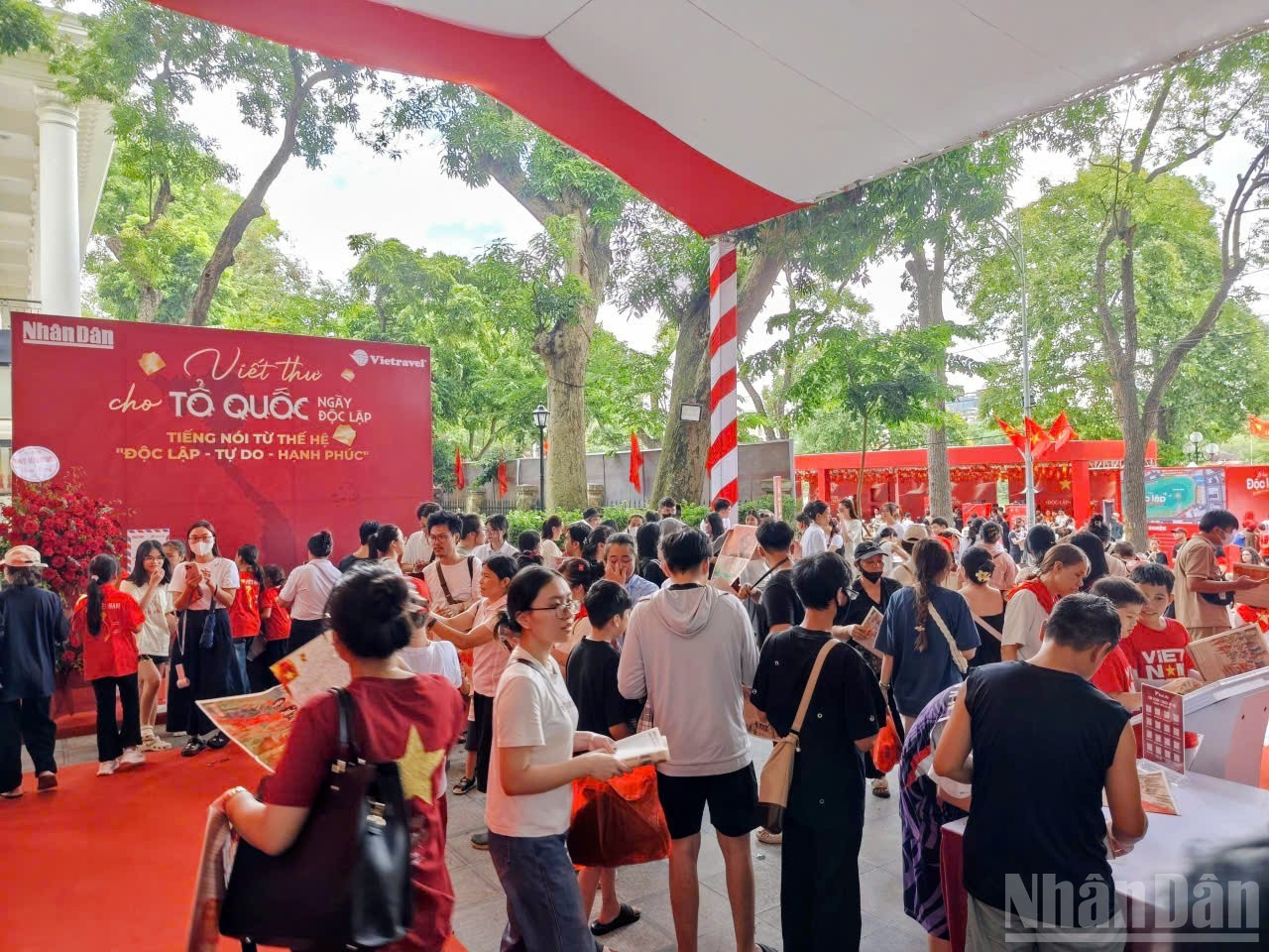 La exhibición se instala en la sede del periódico, en Hanói.
