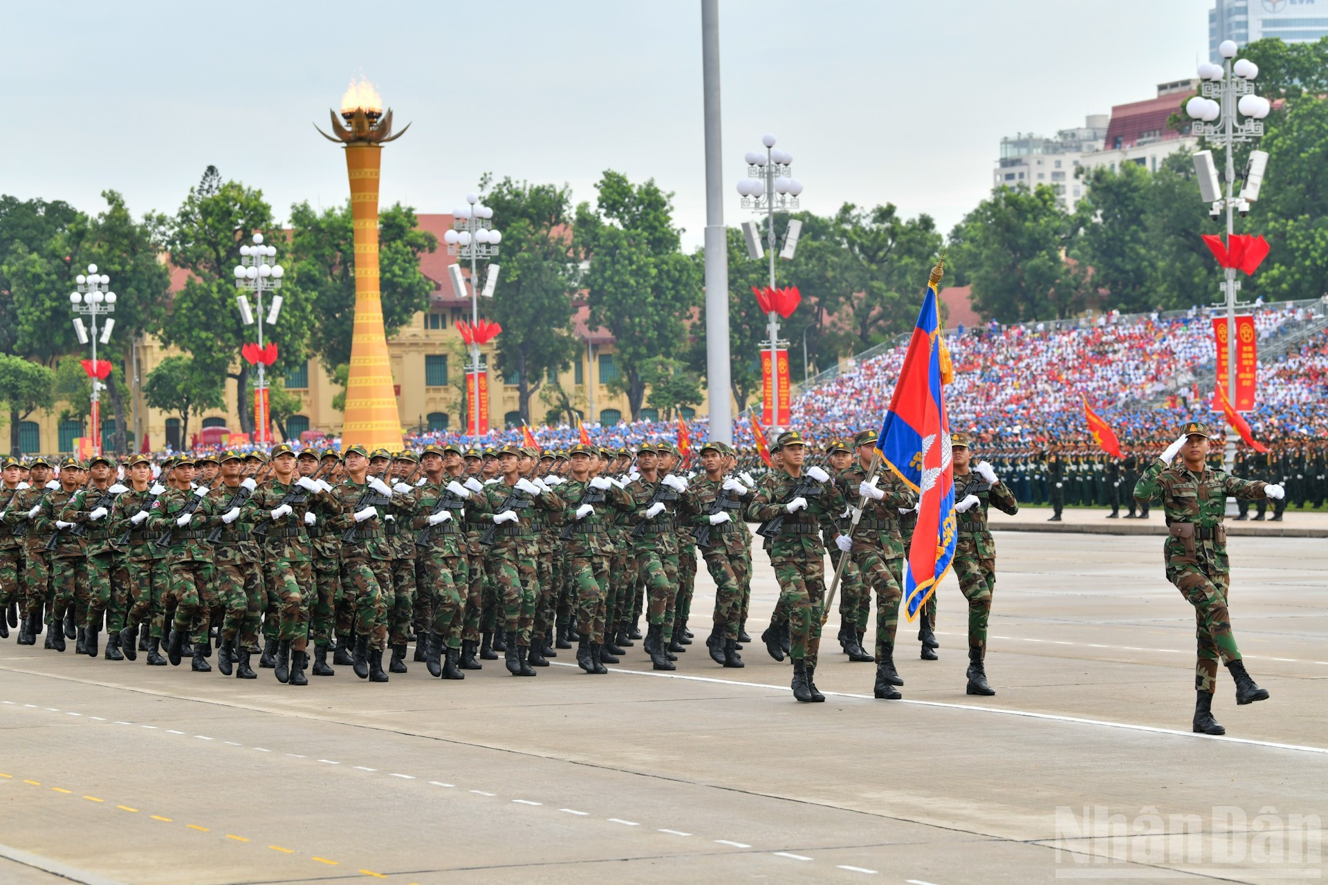 Las Fuerzas Armadas Reales de Camboya son representados por 120 soldados. Las Fuerzas Armadas Reales de Camboya son representados por 120 soldados.