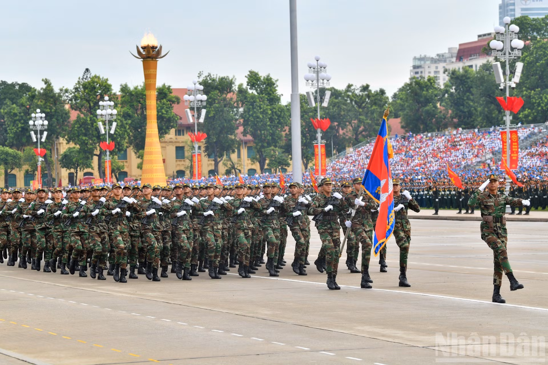 Las Fuerzas Armadas Reales de Camboya son representados por 120 soldados.