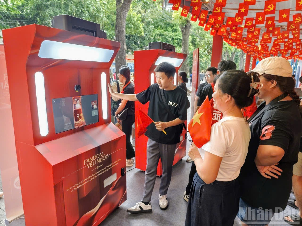 Los visitantes pueden tomarse fotos instantáneas con tecnología de realidad aumentada...