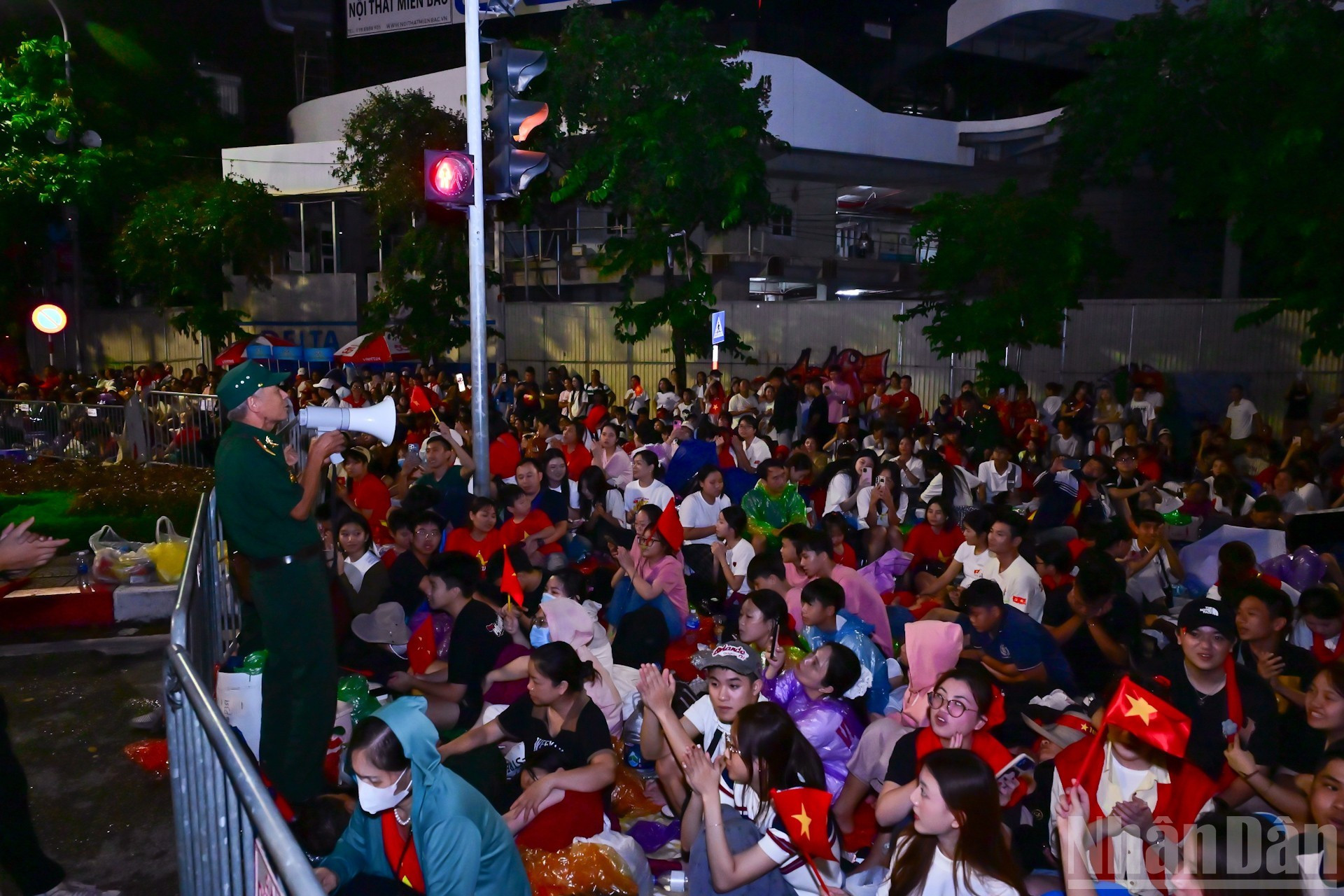 Un veterano de guerra entona su voz junto a los demás para matar el tiempo de espera.