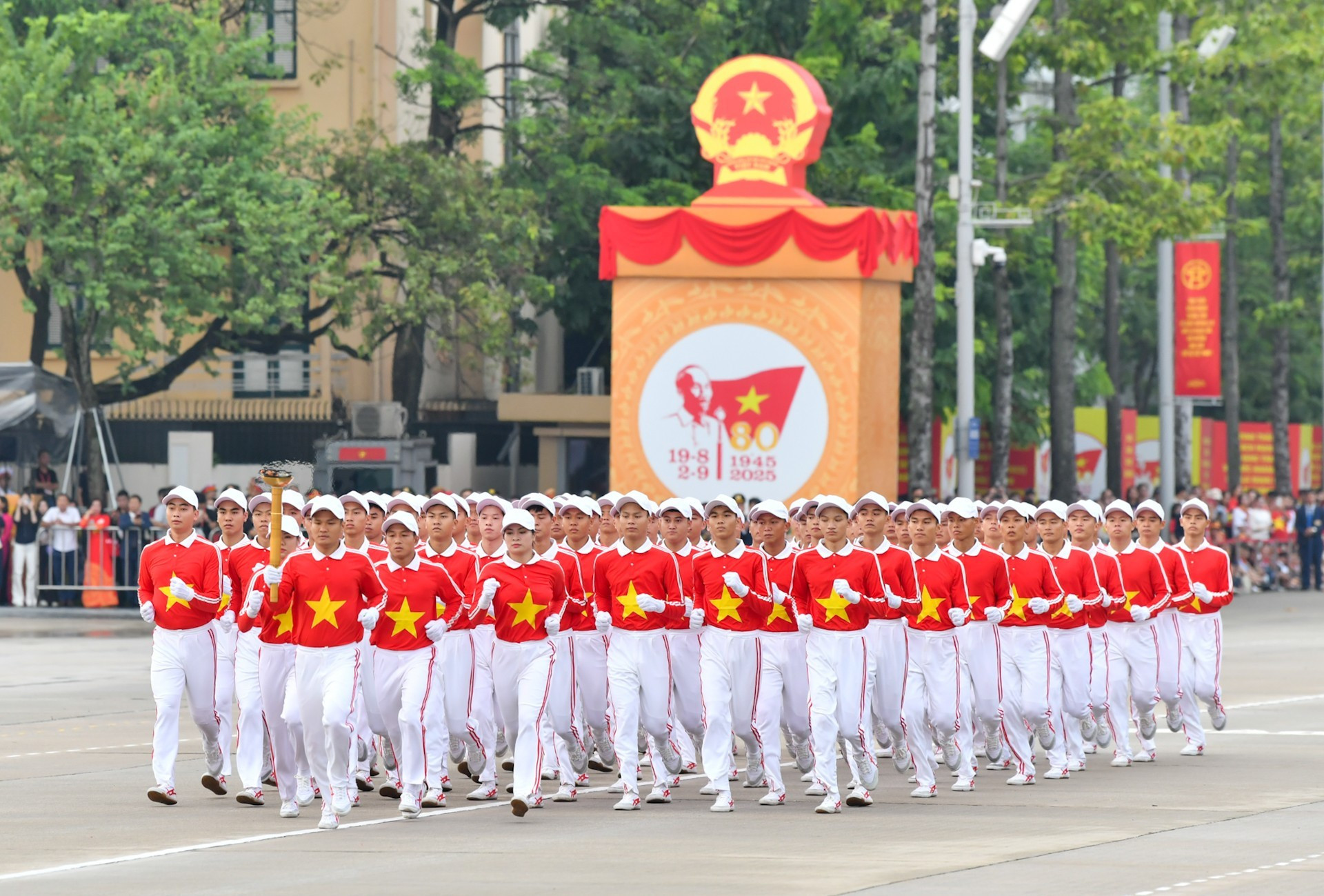 El ritual de encendido de antorcha corre a cargo del teniente general Nguyen Duc Soat, quien derribó seis aviones enemigo en la lucha de resistencia nacional y fue condecorado por el Estado con el título “Héroe de las Fuerzas Armadas Populares”. El ritual de encendido de antorcha corre a cargo del teniente general Nguyen Duc Soat, quien derribó seis aviones enemigo en la lucha de resistencia nacional y fue condecorado por el Estado con el título “Héroe de las Fuerzas Armadas Populares”.