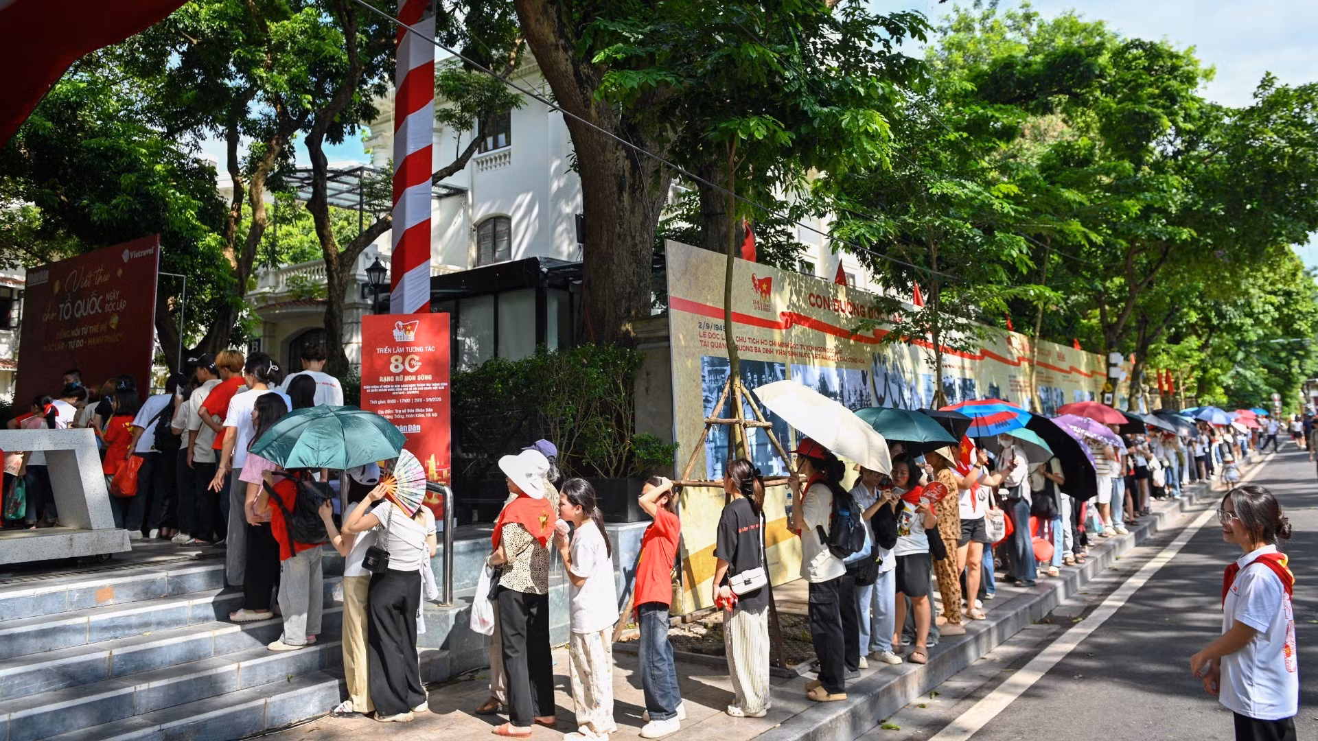 [Foto] Lectores hacen cola para recibir publicación especial del periódico Nhan Dan