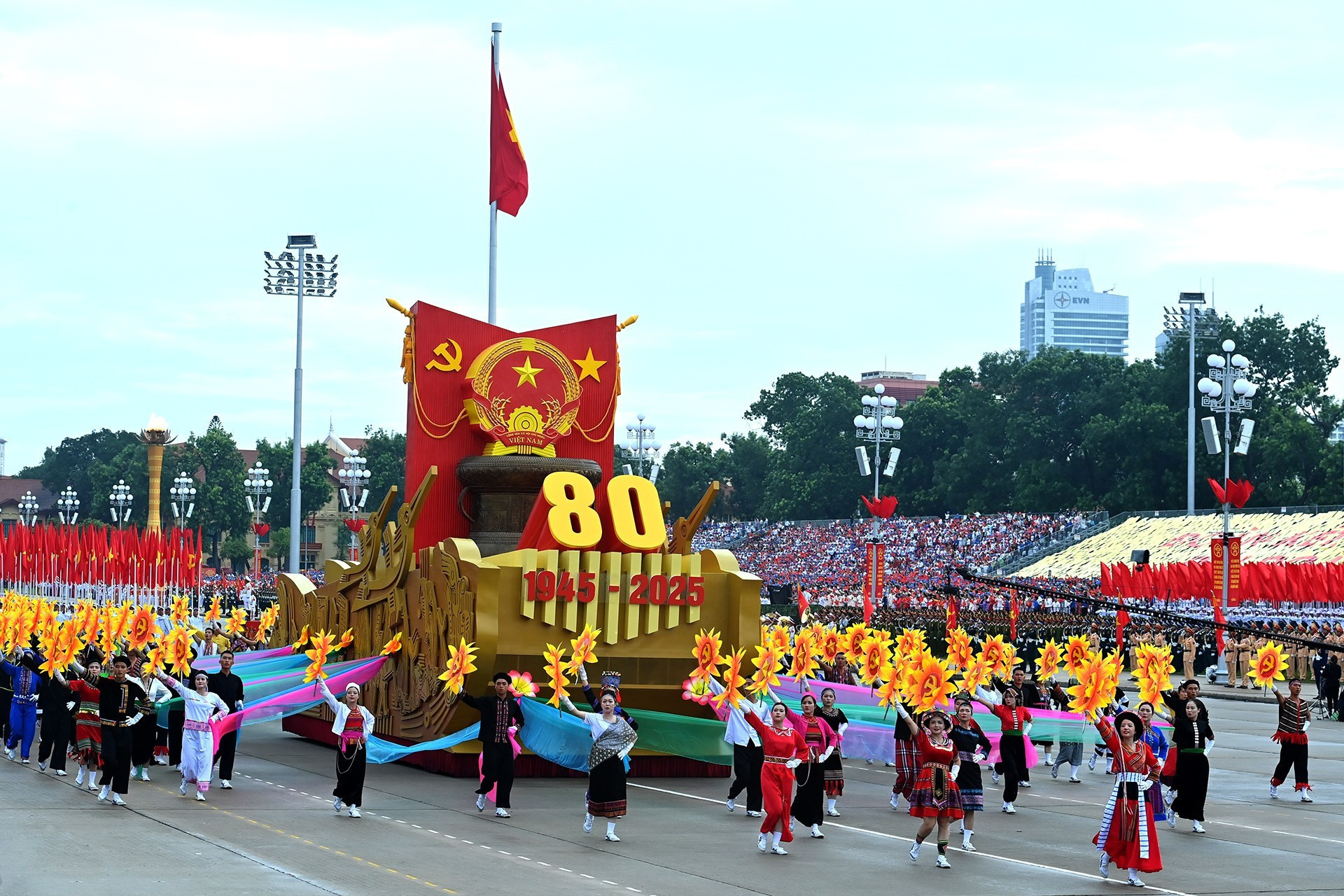 A la cabeza de las comparsas ceremoniales estuvo la del escudo de la República Socialista de Vietnam. A la cabeza de las comparsas ceremoniales estuvo la del escudo de la República Socialista de Vietnam.