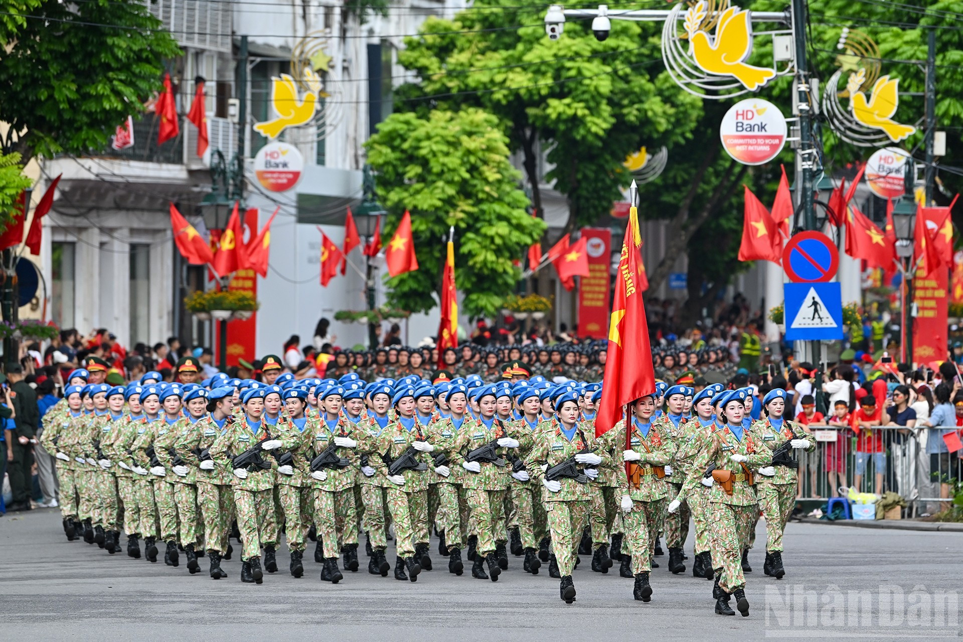 El contingente de mujeres oficiales de mantenimiento de la paz. El contingente de mujeres oficiales de mantenimiento de la paz.