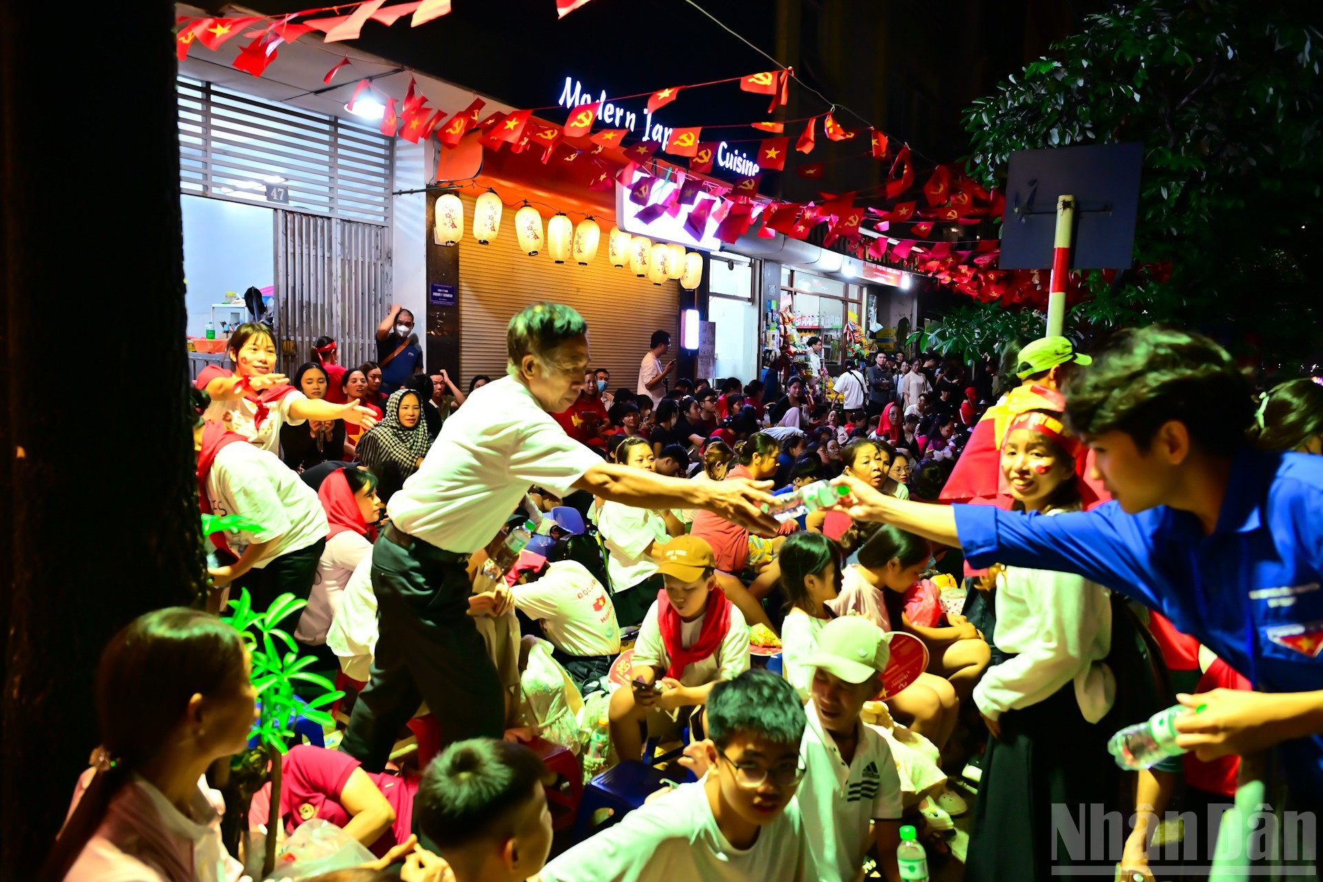 La fuerza de voluntariado juvenil, compuesta de estudiantes y miembros de la Unión de Jóvenes Comunistas Ho Chi Minh, se encarga de repartir alimentos y agua a los espectadores.