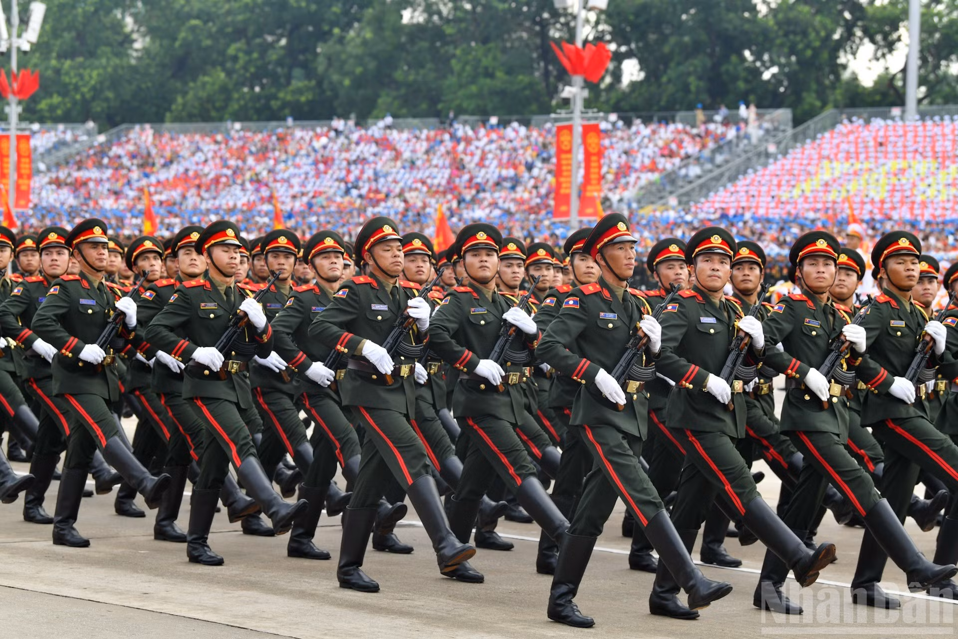Vista de cerca a la delegación del Ejército Popular de Laos.