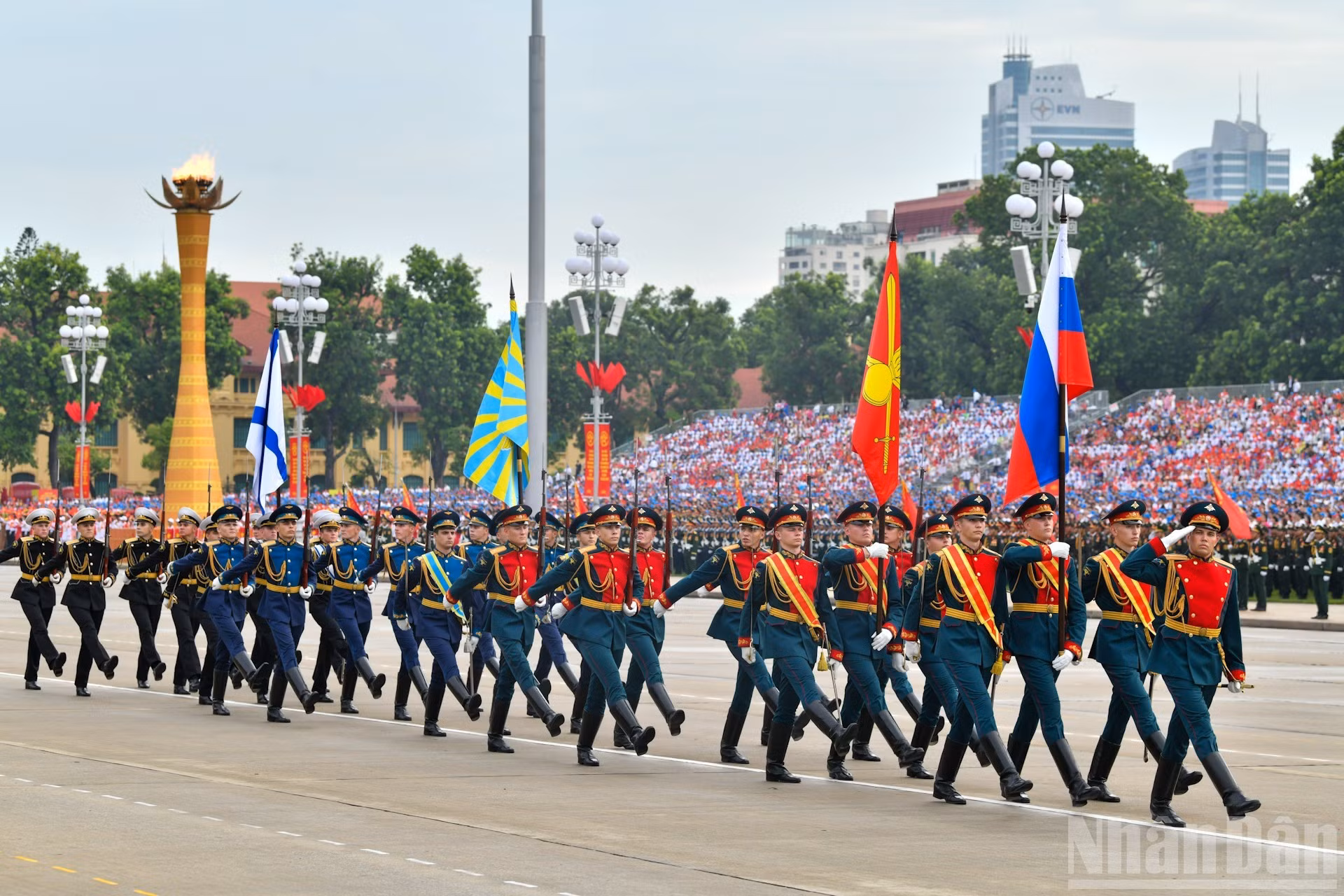 La bandera nacional de Rusia va escoltada por guardias de honor que representan a las principales ramas de sus Fuerzas Armadas: las Fuerzas Terrestres, la Armada y las Fuerzas Aeroespaciales.