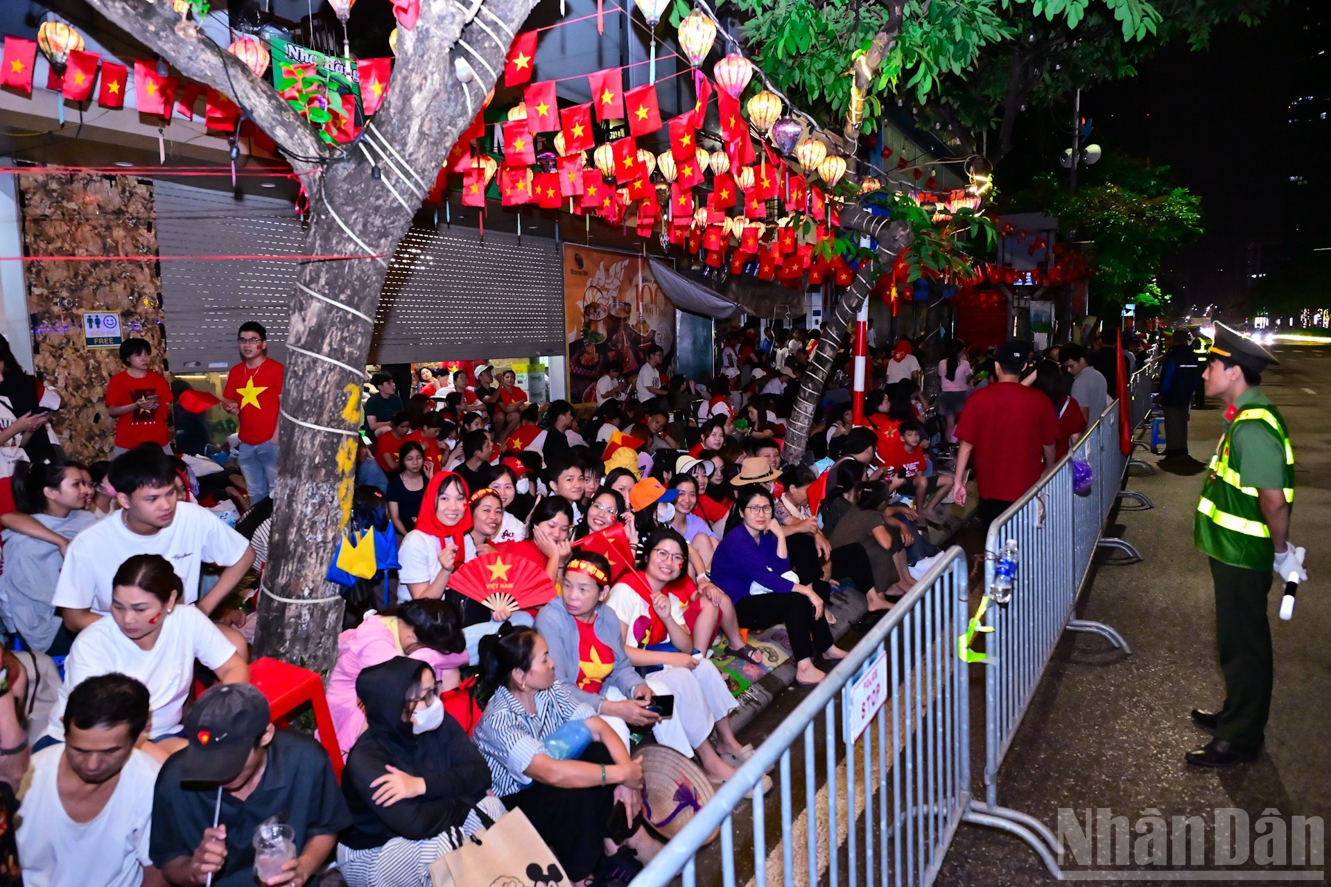 Las fuerzas de seguridad se mantienen de guardia a lo largo del evento.