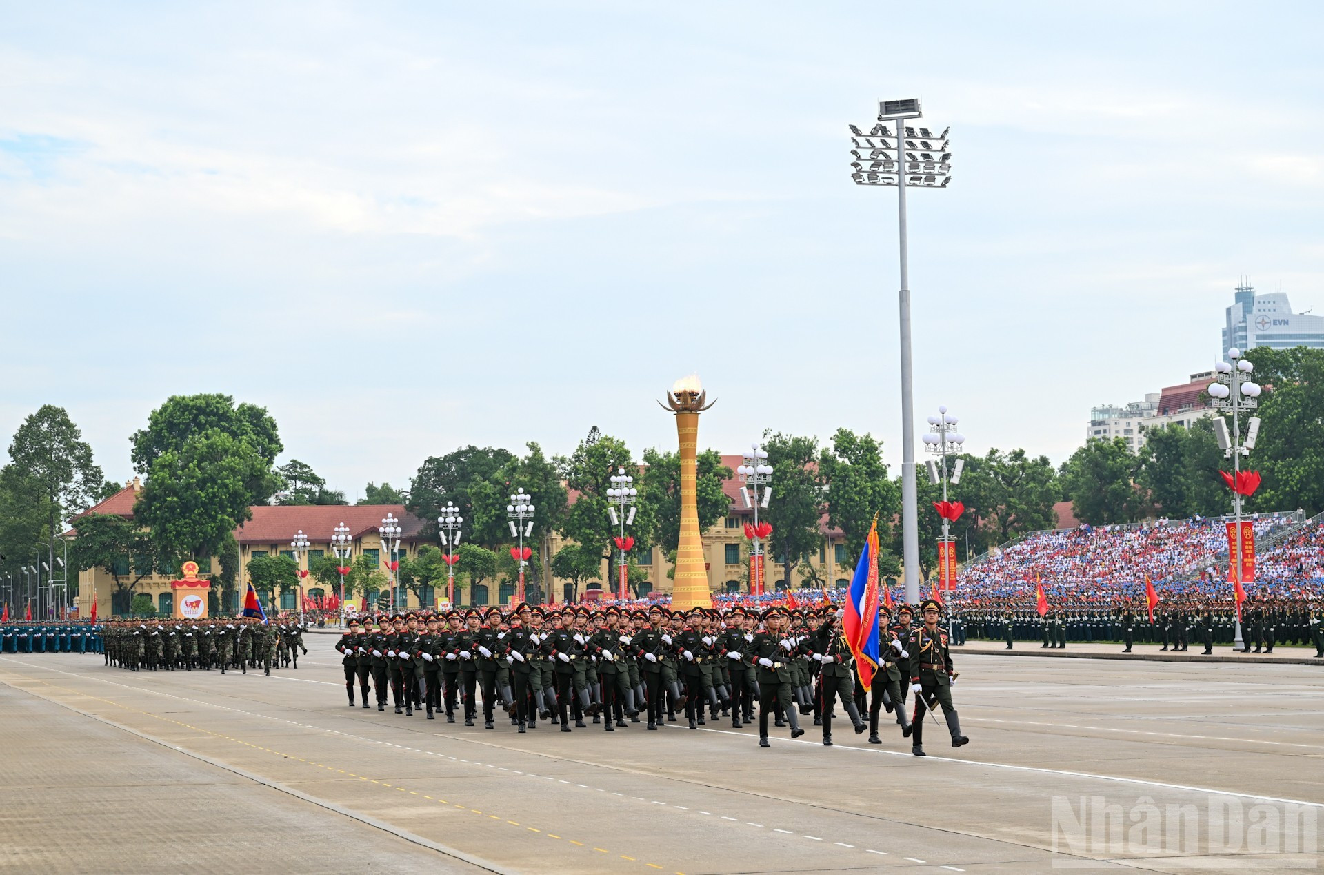 La delegación laosiana, de 120 soldados, en la plaza de Ba Dinh. La delegación laosiana, de 120 soldados, en la plaza de Ba Dinh.