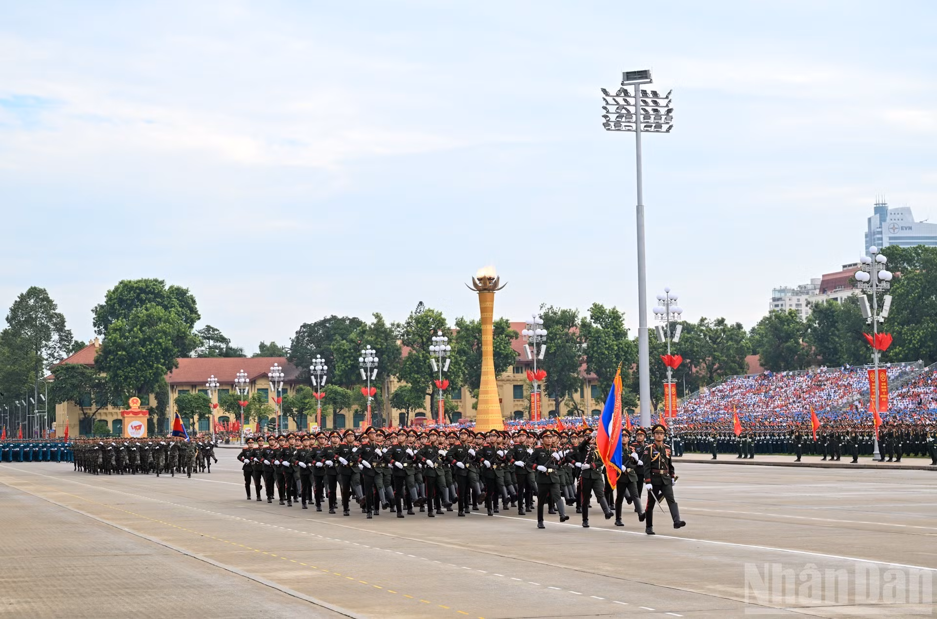 La delegación laosiana, de 120 soldados, en la plaza de Ba Dinh.