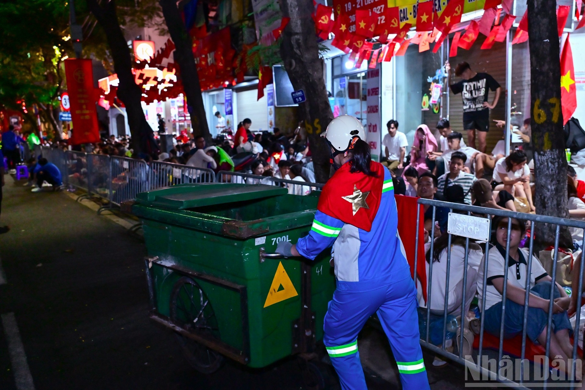 Los trabajadores de saneamiento realizan su tarea sin olvidarse de celebrar la fecha.