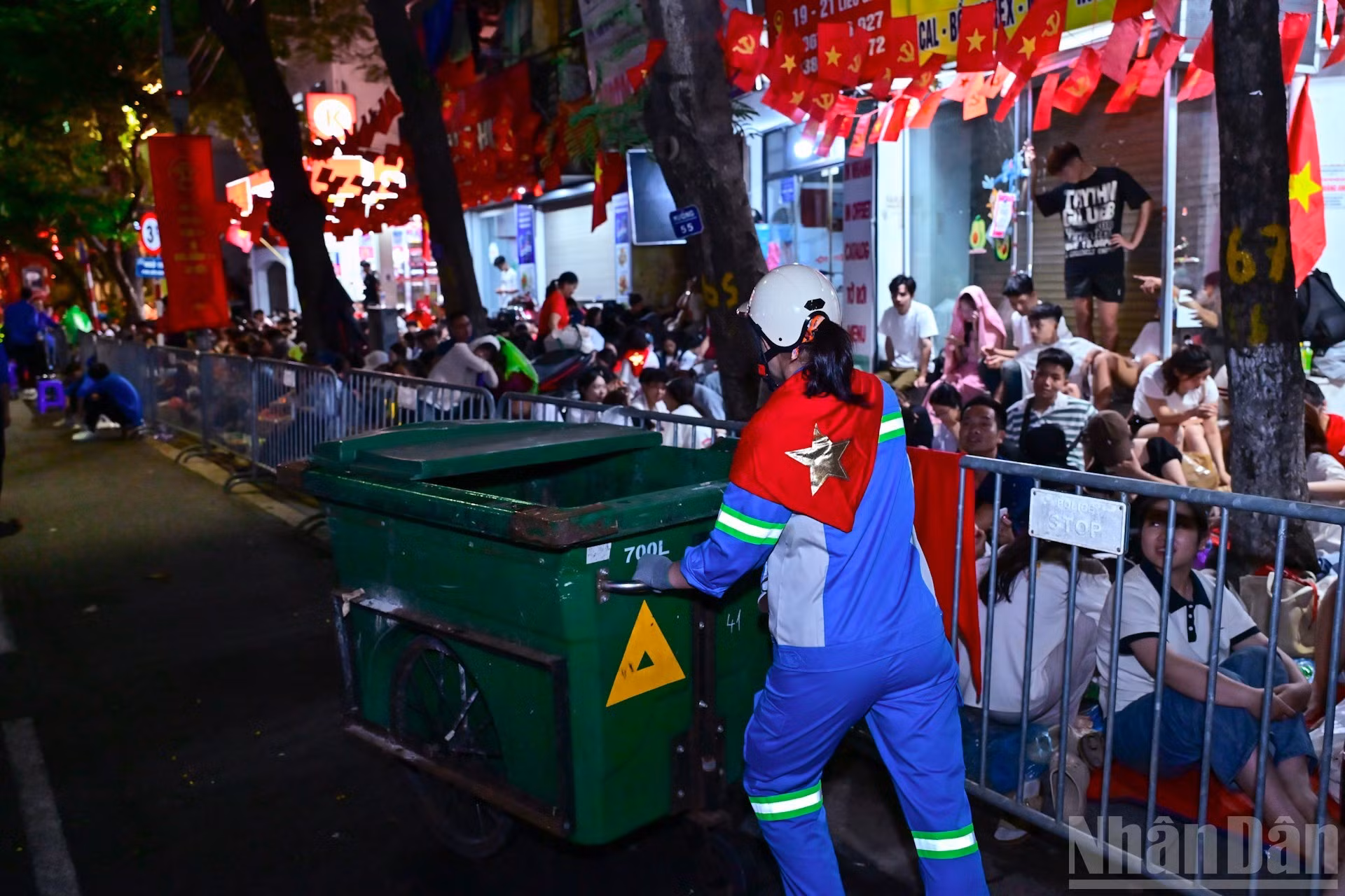 Los trabajadores de saneamiento realizan su tarea sin olvidarse de celebrar la fecha.