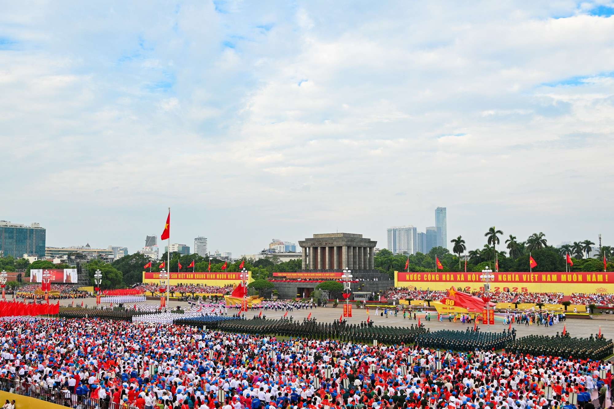 Vista panorámica de las comparsas ceremoniales avanzando a la plaza de Ba Dinh. Vista panorámica de las comparsas ceremoniales avanzando a la plaza de Ba Dinh.