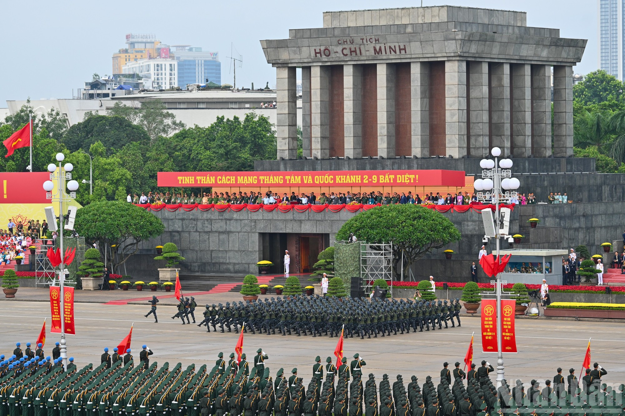La ceremonia se lleva a cabo en la histórica plaza de Ba Dinh, donde hace 80 años el Presidente Ho Chi Minh leyó la Declaración de Independencia, proclamando el nacimiento de la República Democrática de Vietnam (actual República Socialista de Vietnam). La ceremonia se lleva a cabo en la histórica plaza de Ba Dinh, donde hace 80 años el Presidente Ho Chi Minh leyó la Declaración de Independencia, proclamando el nacimiento de la República Democrática de Vietnam (actual República Socialista de Vietnam).