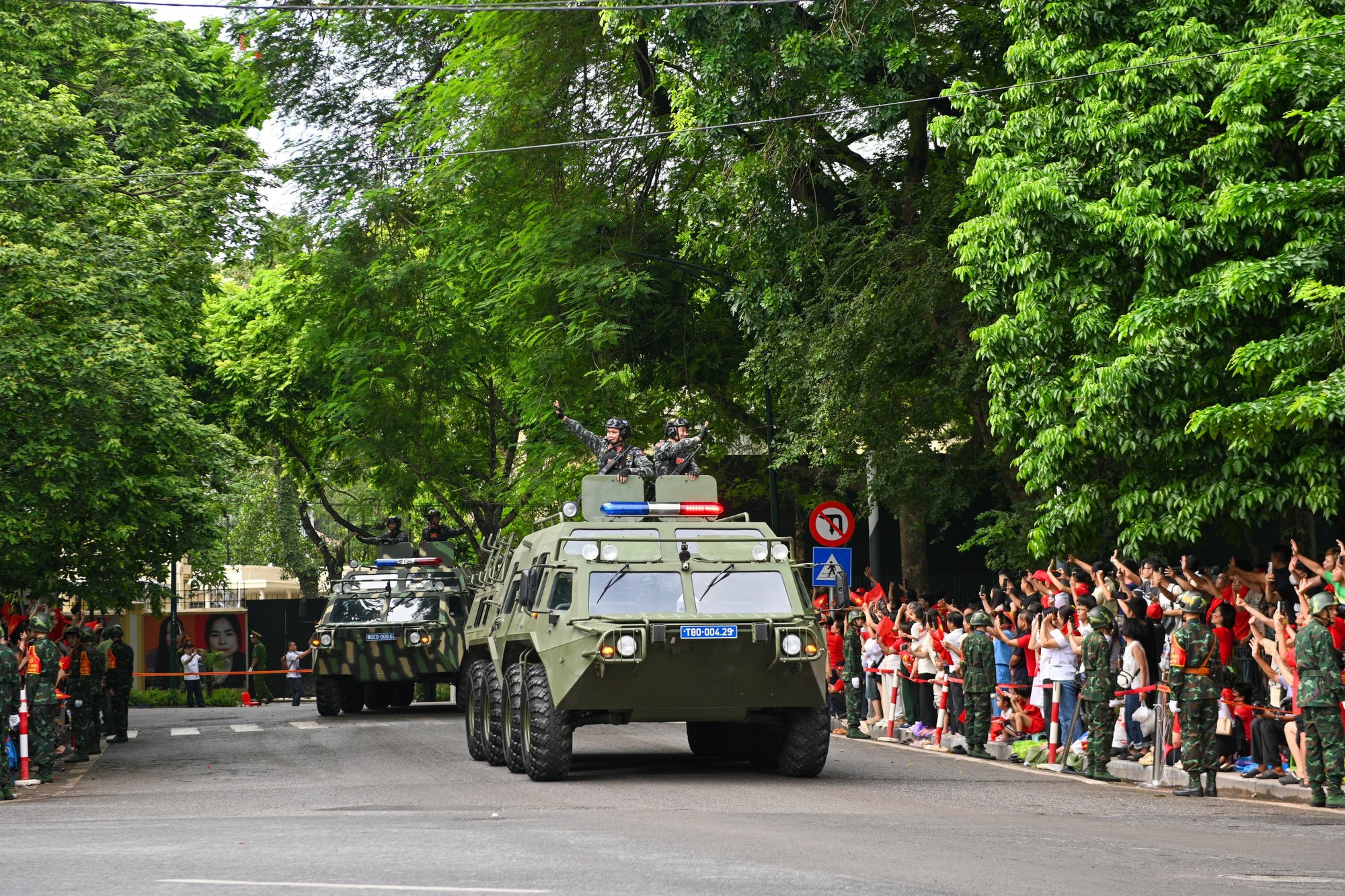 Los vehículos militares transitan por la calle de Nguyen Tri Phuong. Los vehículos militares transitan por la calle de Nguyen Tri Phuong.