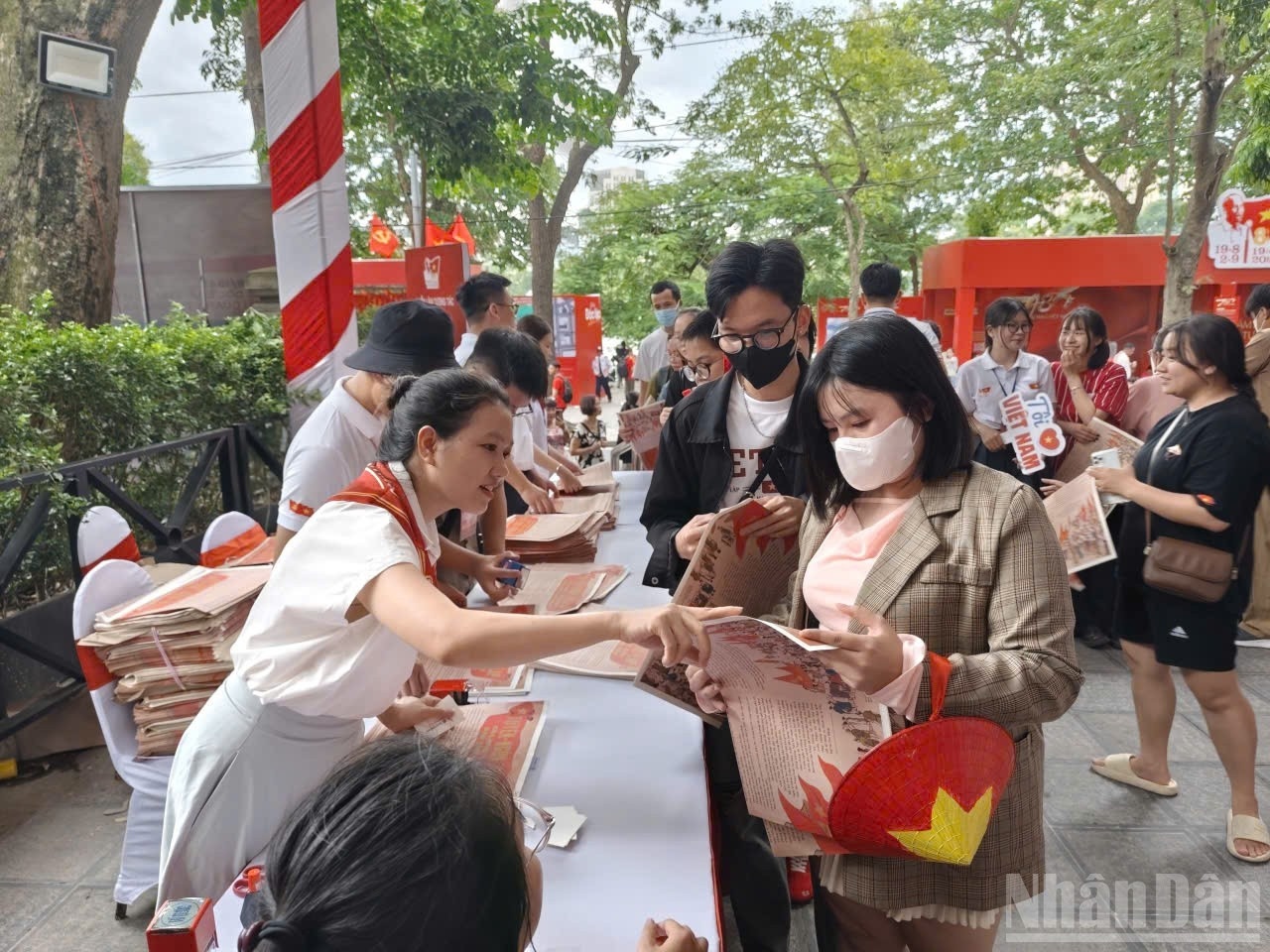 La distribución del suplemento forma parte de la exposición.