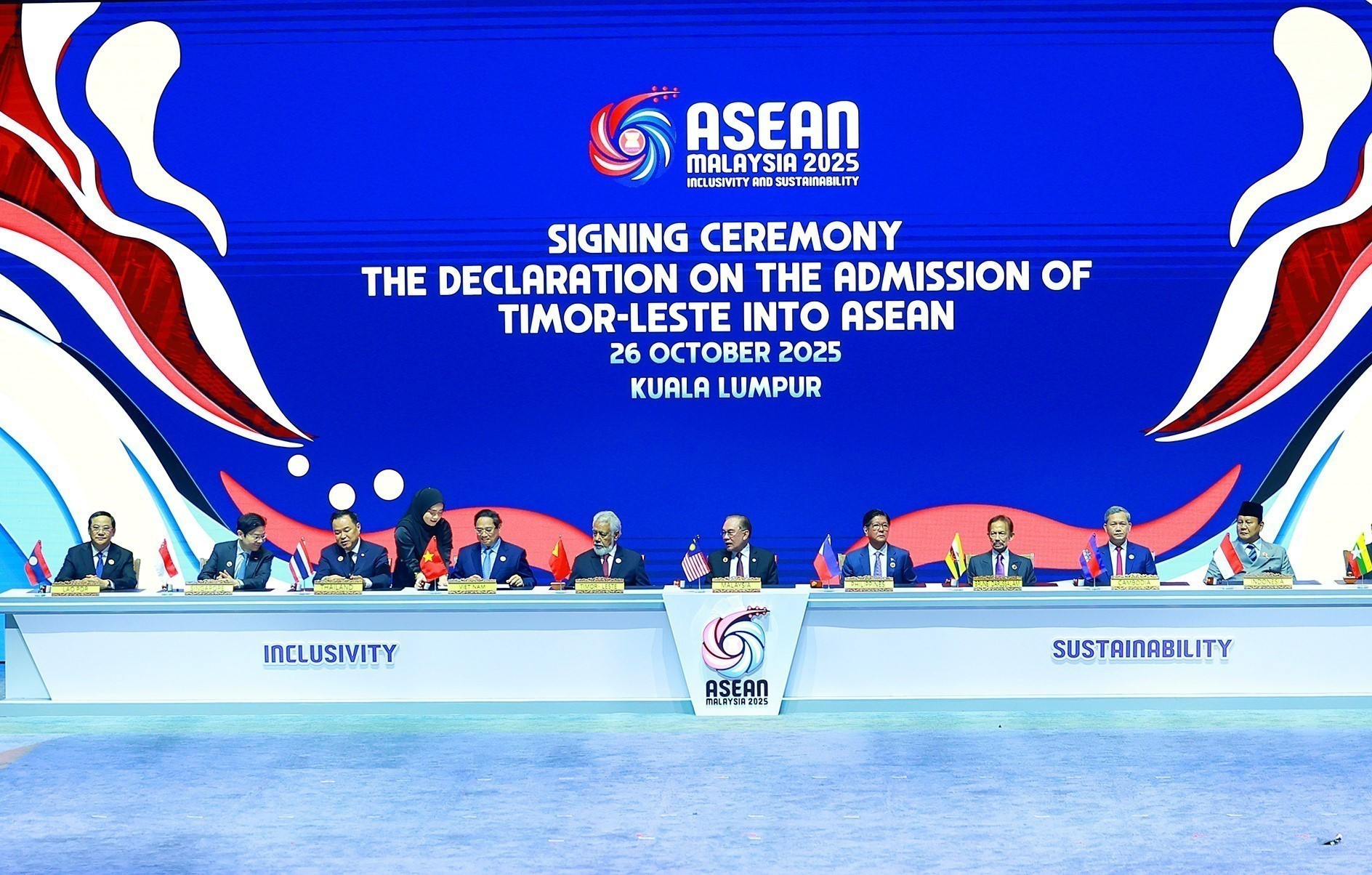 Escena del acto de firma de la Declaración sobre la Admisión de Timor Oriental a la Asean. Escena del acto de firma de la Declaración sobre la Admisión de Timor Oriental a la Asean.