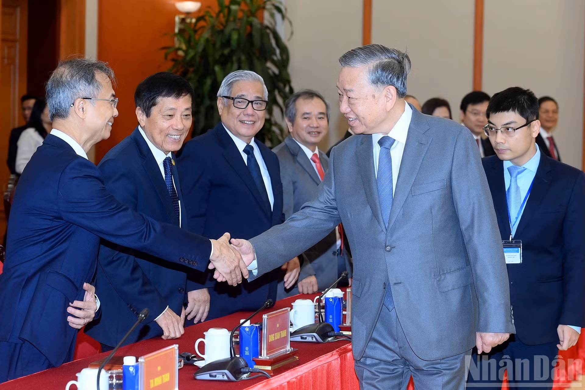El secretario general del Partido Comunista de Vietnam, To Lam, y delegados a la reunión.